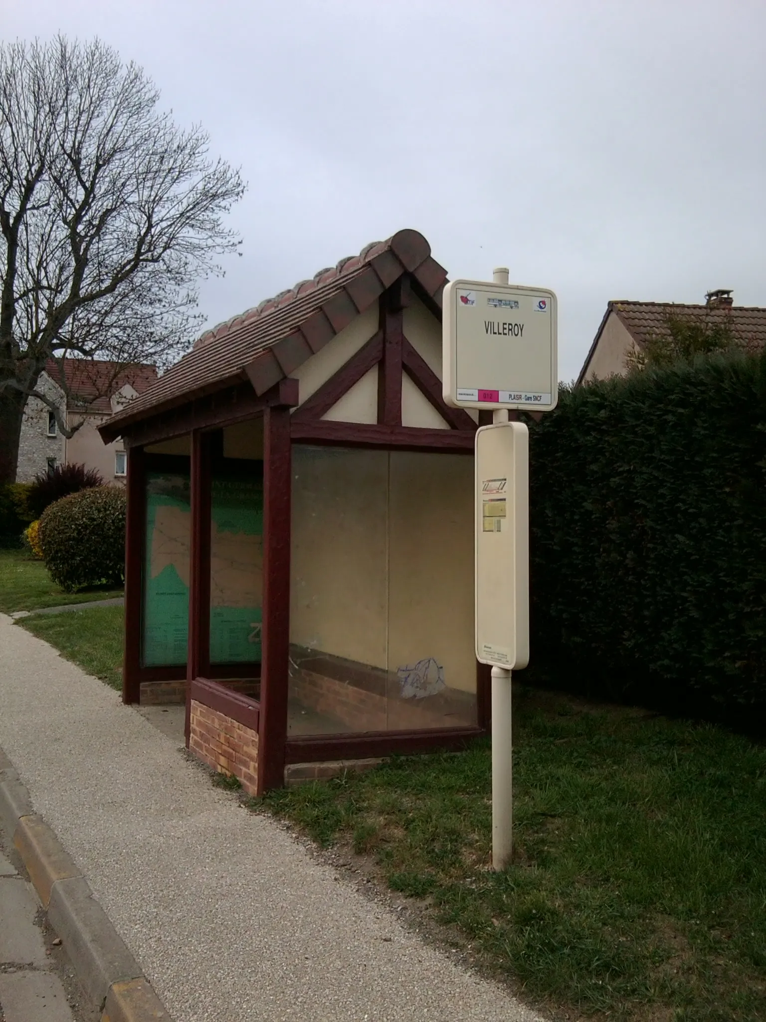 Photo showing: Saint-Germain-de-la-Grange (78) : L'arrêt de car « Villeroy ».