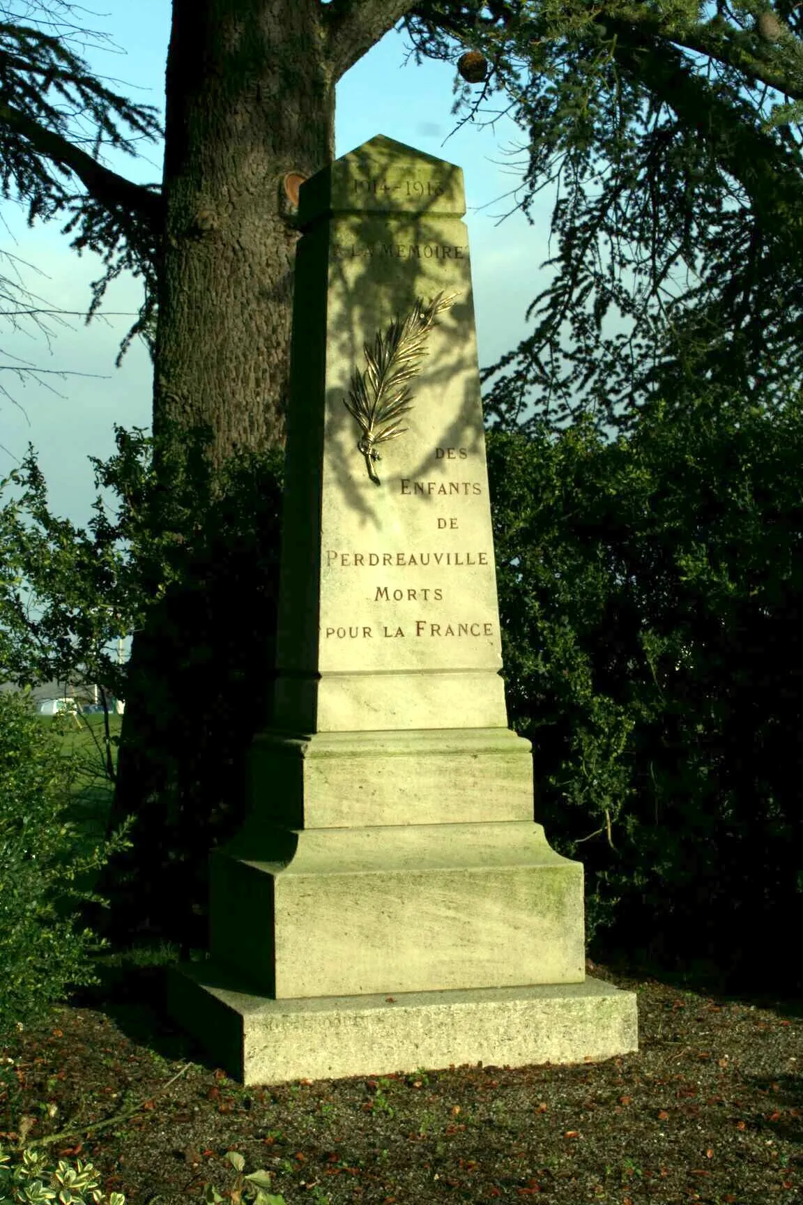 Photo showing: Monument aux morts de Perdreauville - Yvelines (France).