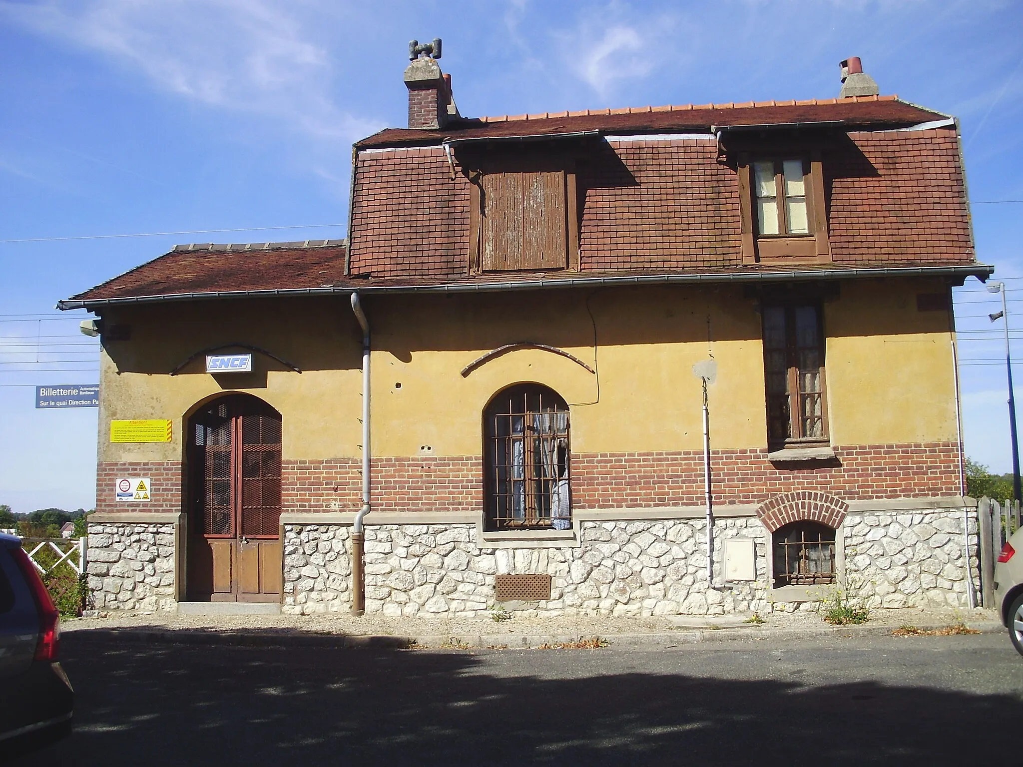 Photo showing: Gare de Ménerville, Yvelines, France (ex-bâtiment voyageurs)