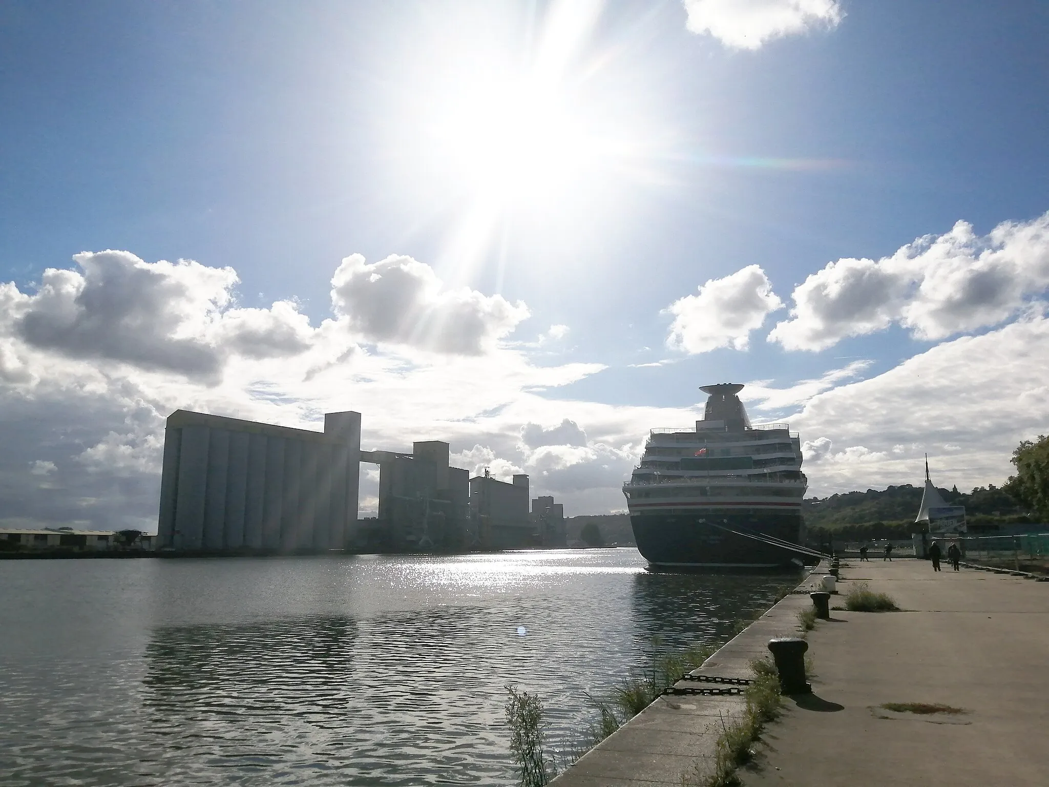 Photo showing: Le navire de croisière Balmoral, de la compagnie Fred. Olsen Cruise Lines, au Terminal croisières de Rouen le 25 septembre 2022 à 16h.