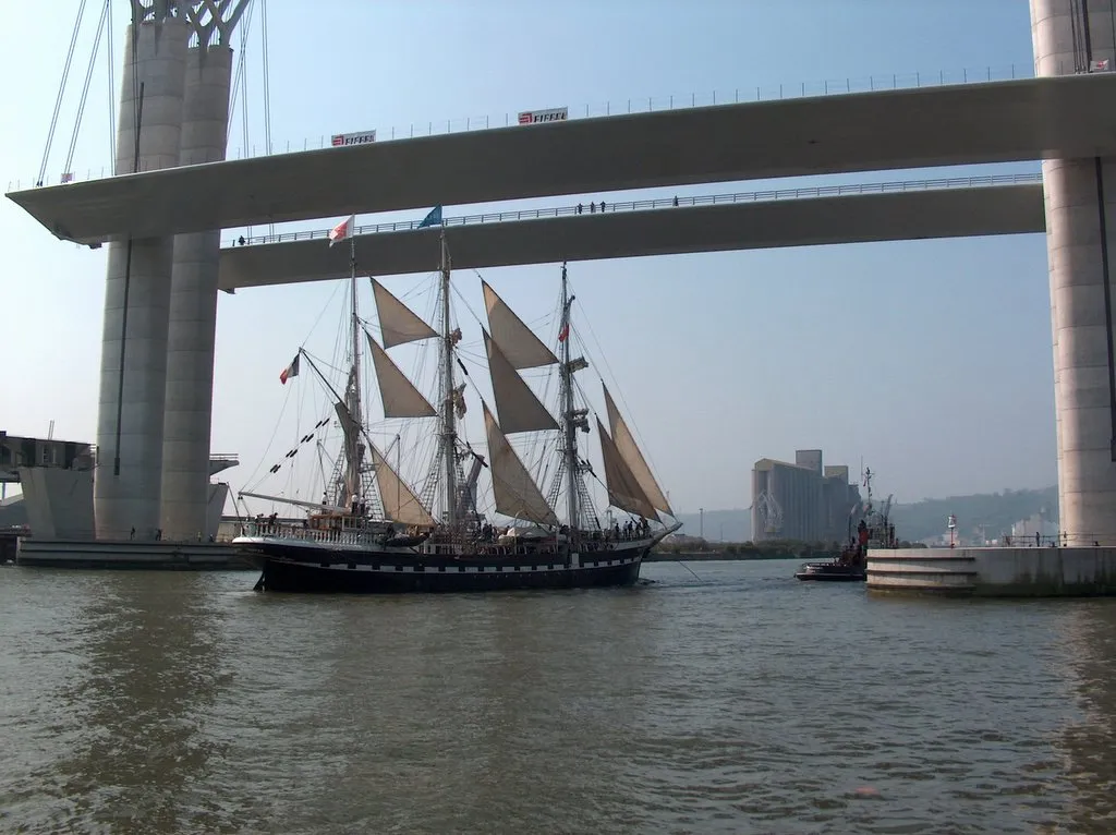 Photo showing: Le Belem sous le Pont Gustave Flaubert (pont levant) sur la Seine à Rouen (Seine-Maritime).