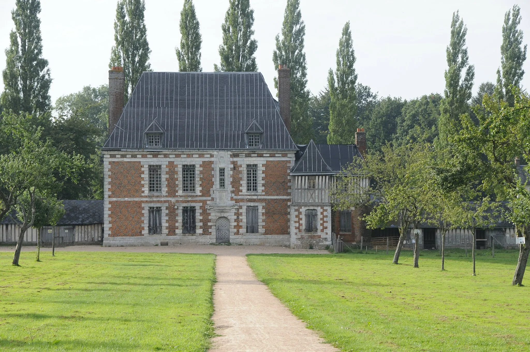 Photo showing: This building is indexed in the base Mérimée, a database of architectural heritage maintained by the French Ministry of Culture, under the reference PA00132697 .