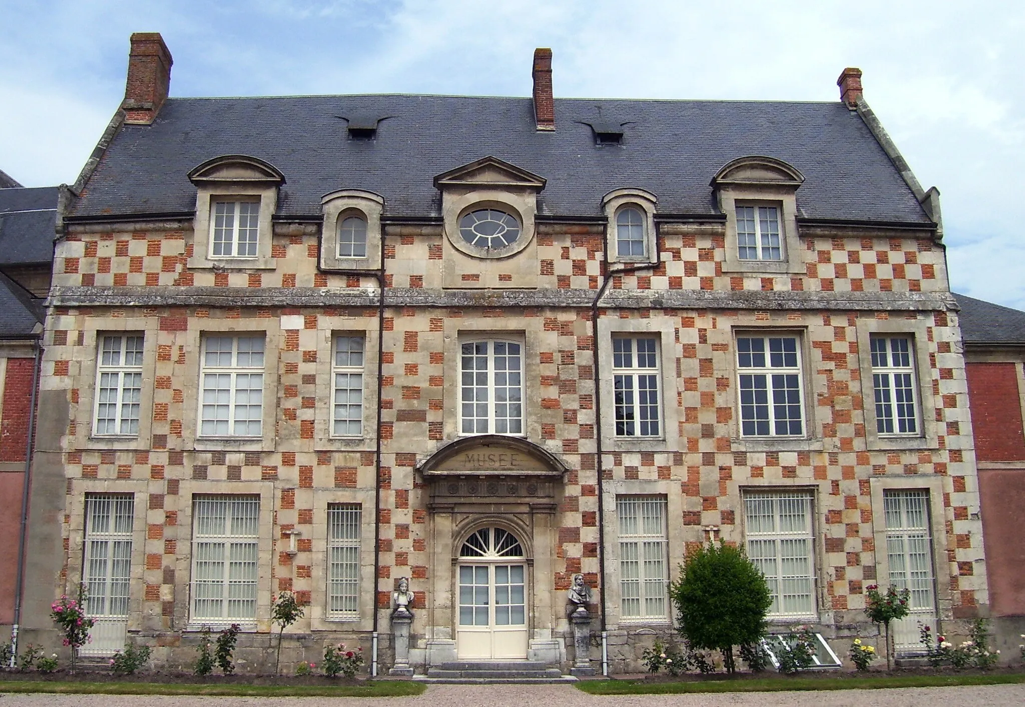 Photo showing: The museum of Bernay (departement Eure, Normandie, France), is situated since 1891 in the former abbey, built at the end of the 16th century.