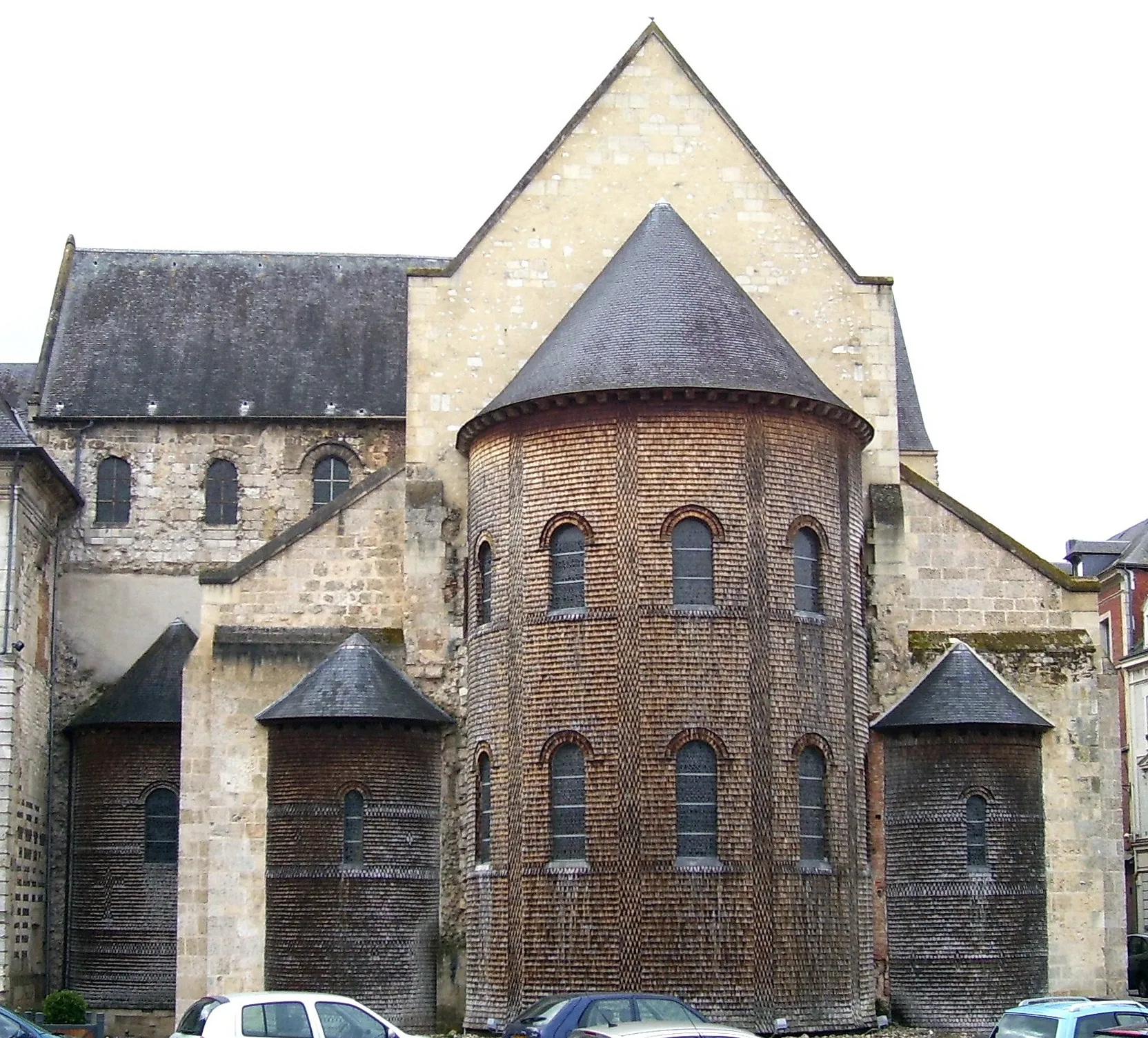Photo showing: East end of the abbey church Notre-Dame in Bernay, departement Eure, Haute-Normandie, France, with three apses arranged with the stepped profile of the echelon plan. The church was built in the 11th century.