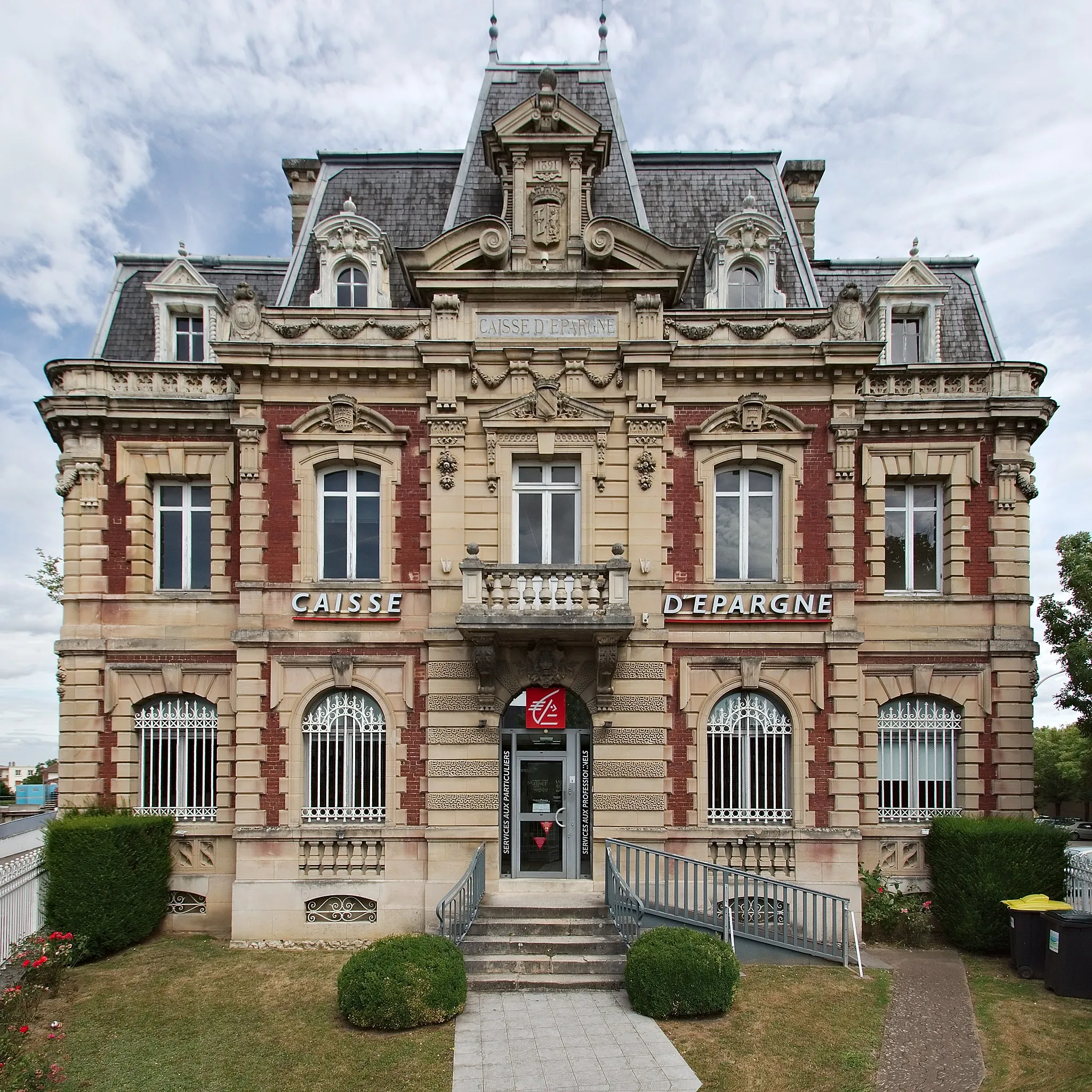 Photo showing: Hôtel de la Caisse d’épargne, place Ernest-Thorel, à Louviers.