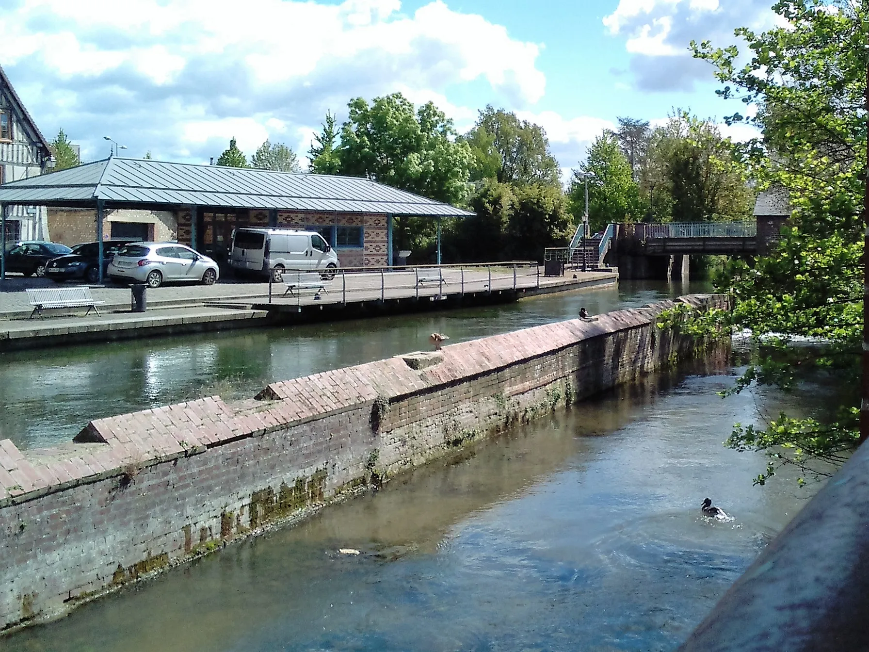 Photo showing: Pont sur la rivière Eure à Louviers (27) - avril 2017