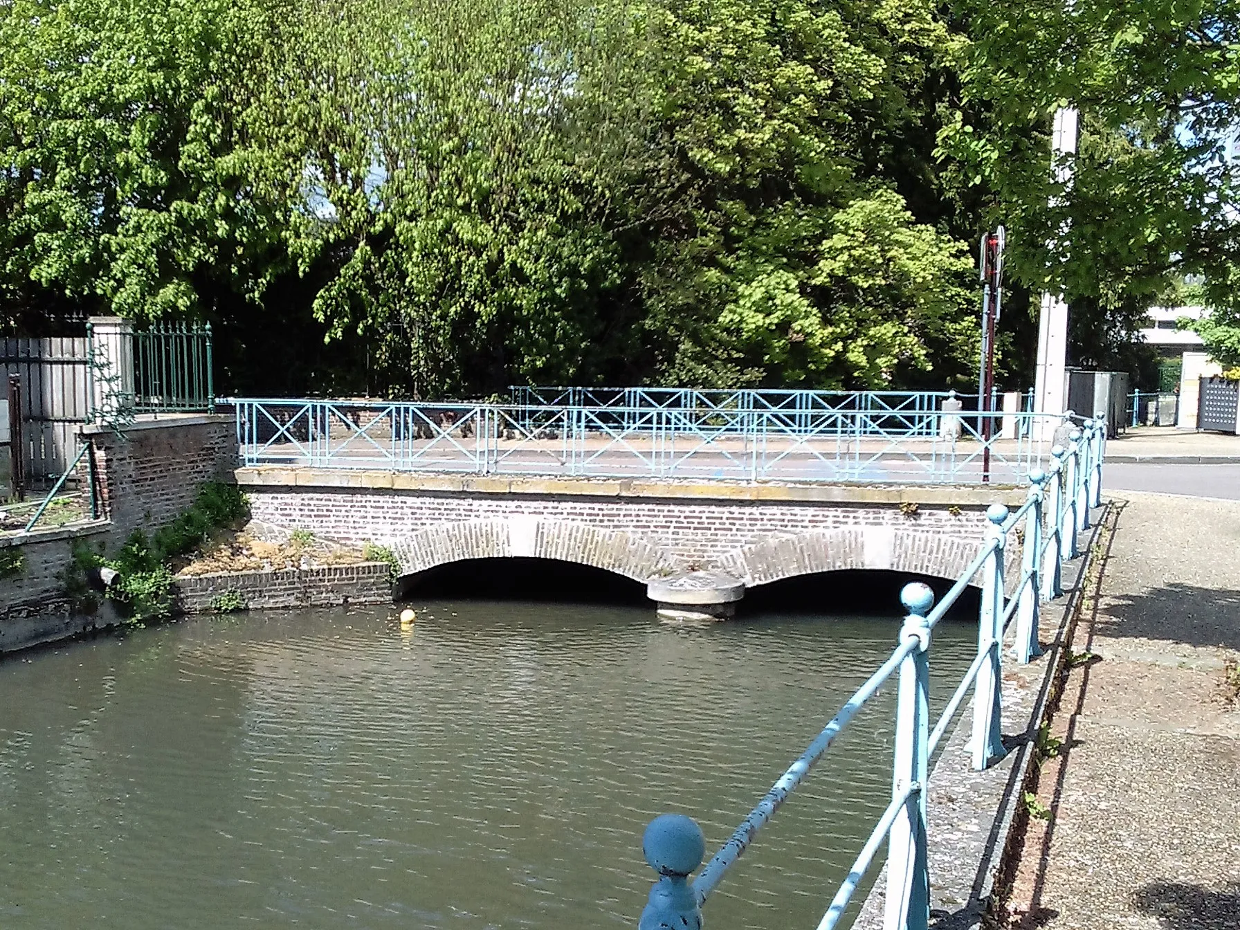 Photo showing: Pont sur la rivière Eure à Louviers (27) - Extrémité de la rue des Quatre-Moulins ; intersection rue du Gril - avril 2017.