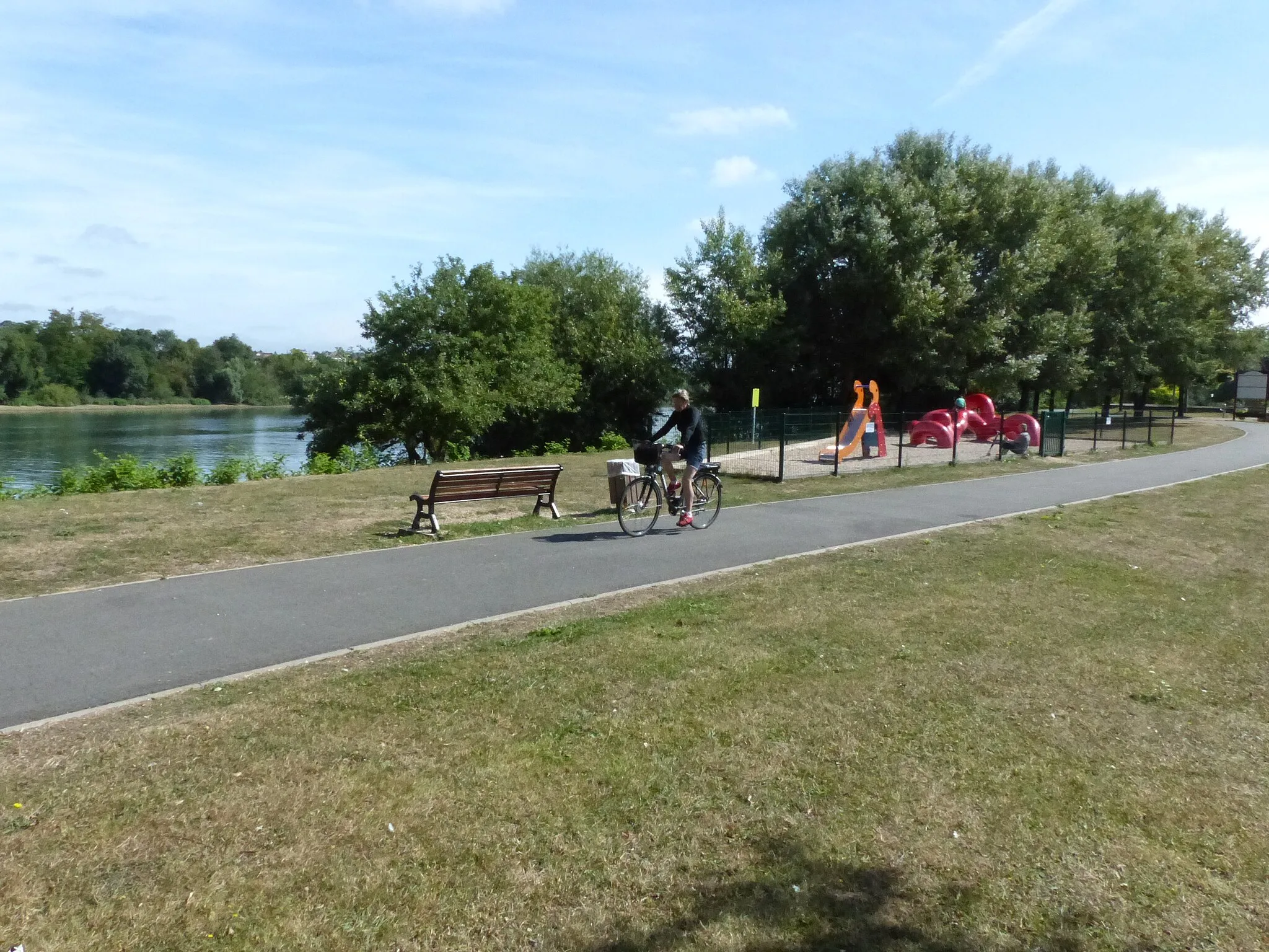 Photo showing: Ce magnifique aménagement de la "Trame Bleue", qui longe la Seine, est un lieu idéal pour les promeneurs, les sportifs, les familles... 
Ce chemin de promenade offre également la possibilité aux enfants de venir s'amuser grâce à une aire de jeux accessible.