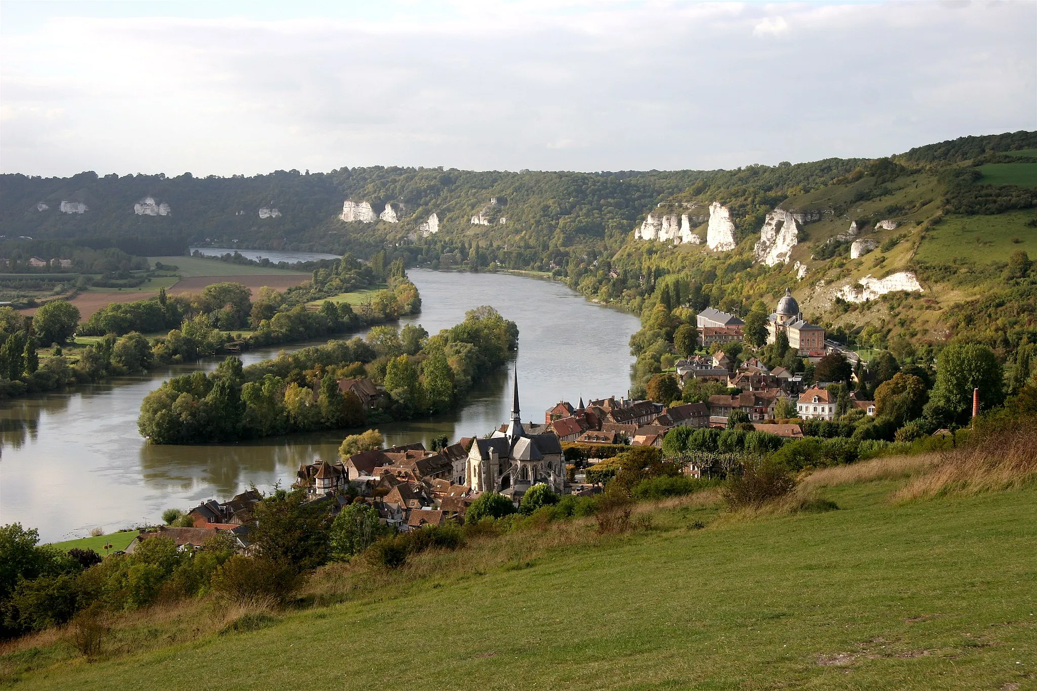 Photo showing: La Seine, le Petit-Andely (Les Andelys, quartier) et l'île du château, vus du Château-Gaillard, Eure, France.