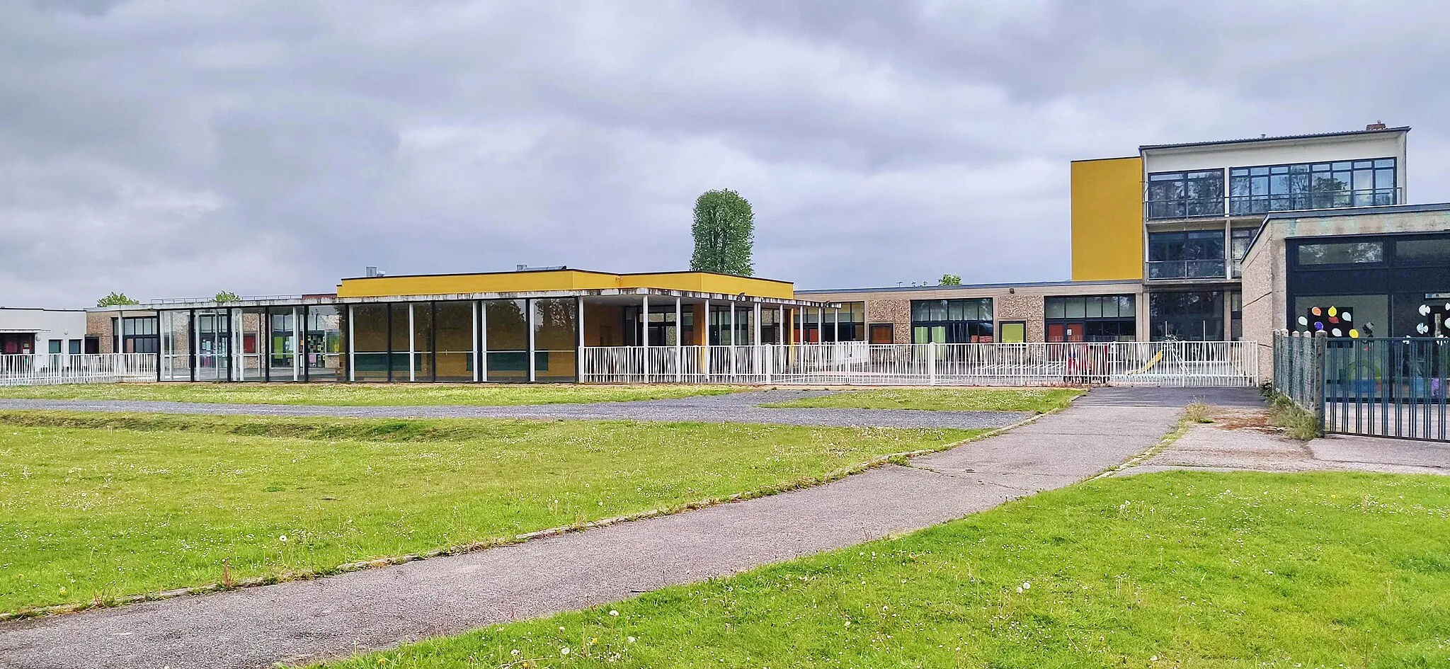 Photo showing: Neufchâtel-en-Bray : Établissements scolaires de l'Esplanade du Vieux-château