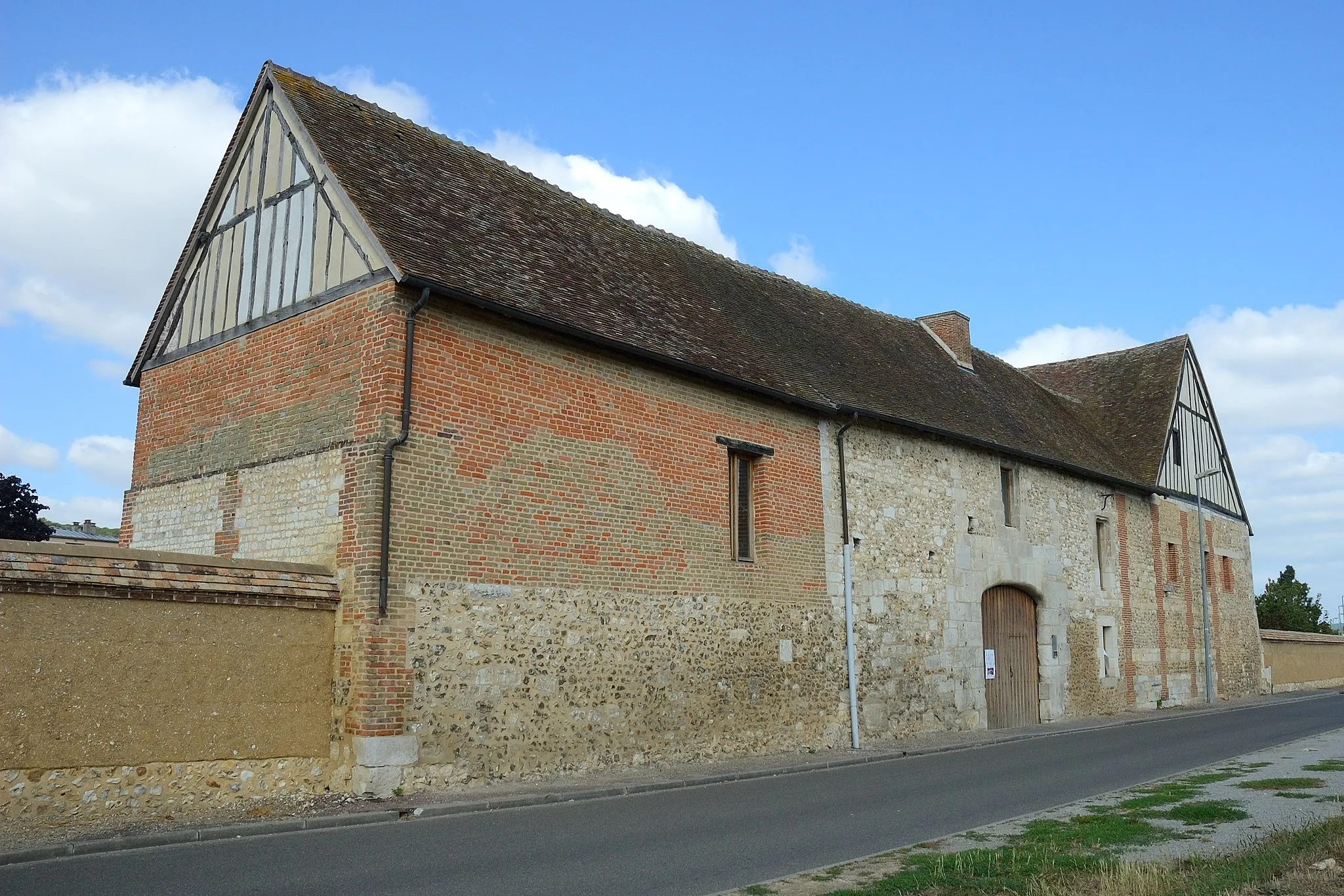 Photo showing: This building is indexed in the base Mérimée, a database of architectural heritage maintained by the French Ministry of Culture, under the reference PA00135536 .