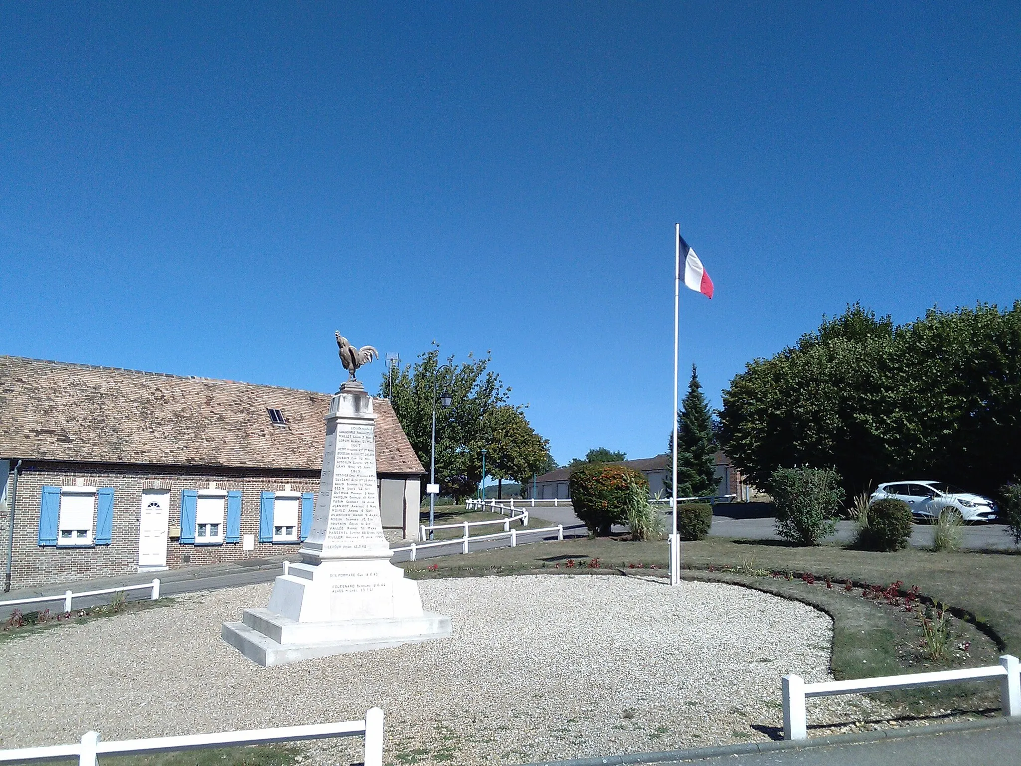 Photo showing: Place du monument aux morts, devant l'église Saint-Sulpice, à Gravigny (Eure).