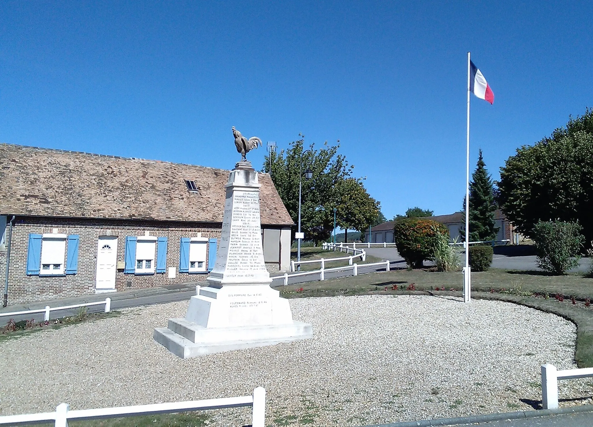 Photo showing: Place du monument aux morts, devant l'église Saint-Sulpice, à Gravigny (Eure).