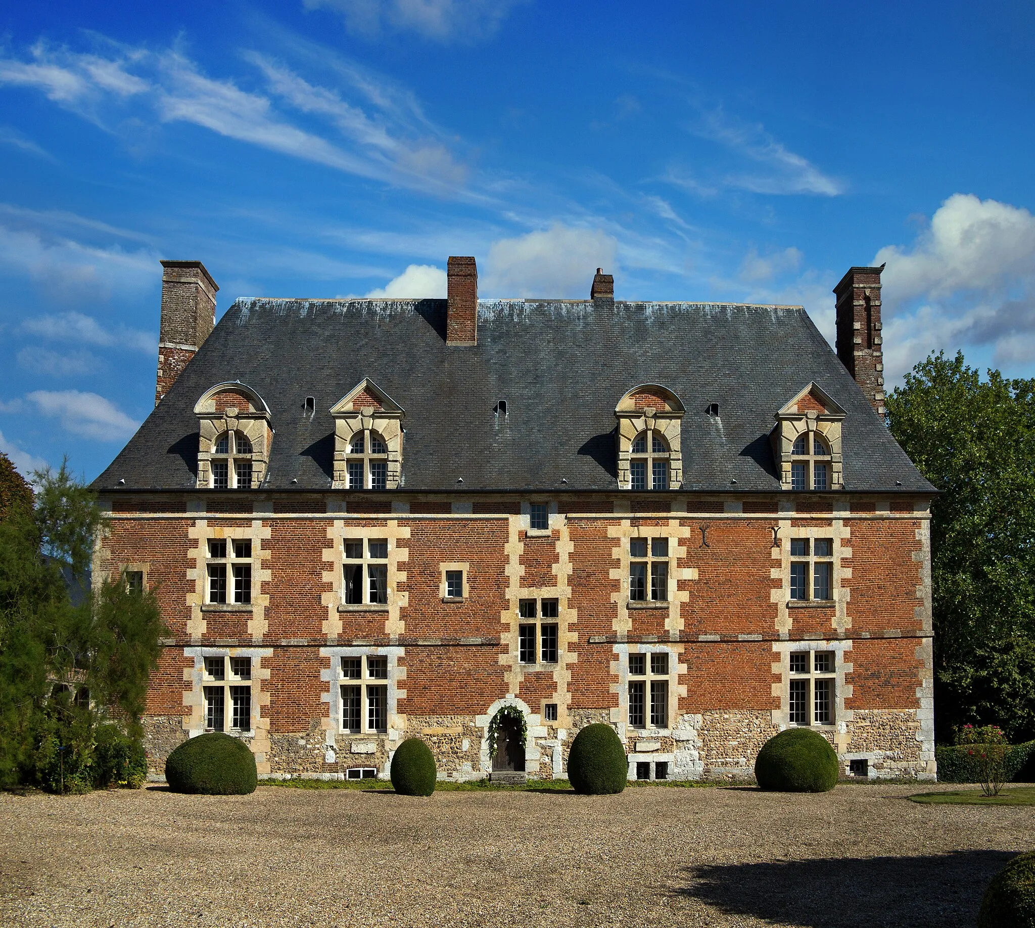 Photo showing: This building is inscrit au titre des monuments historiques de la France. It is indexed in the base Mérimée, a database of architectural heritage maintained by the French Ministry of Culture, under the references PA27000017 and PA27000022 .