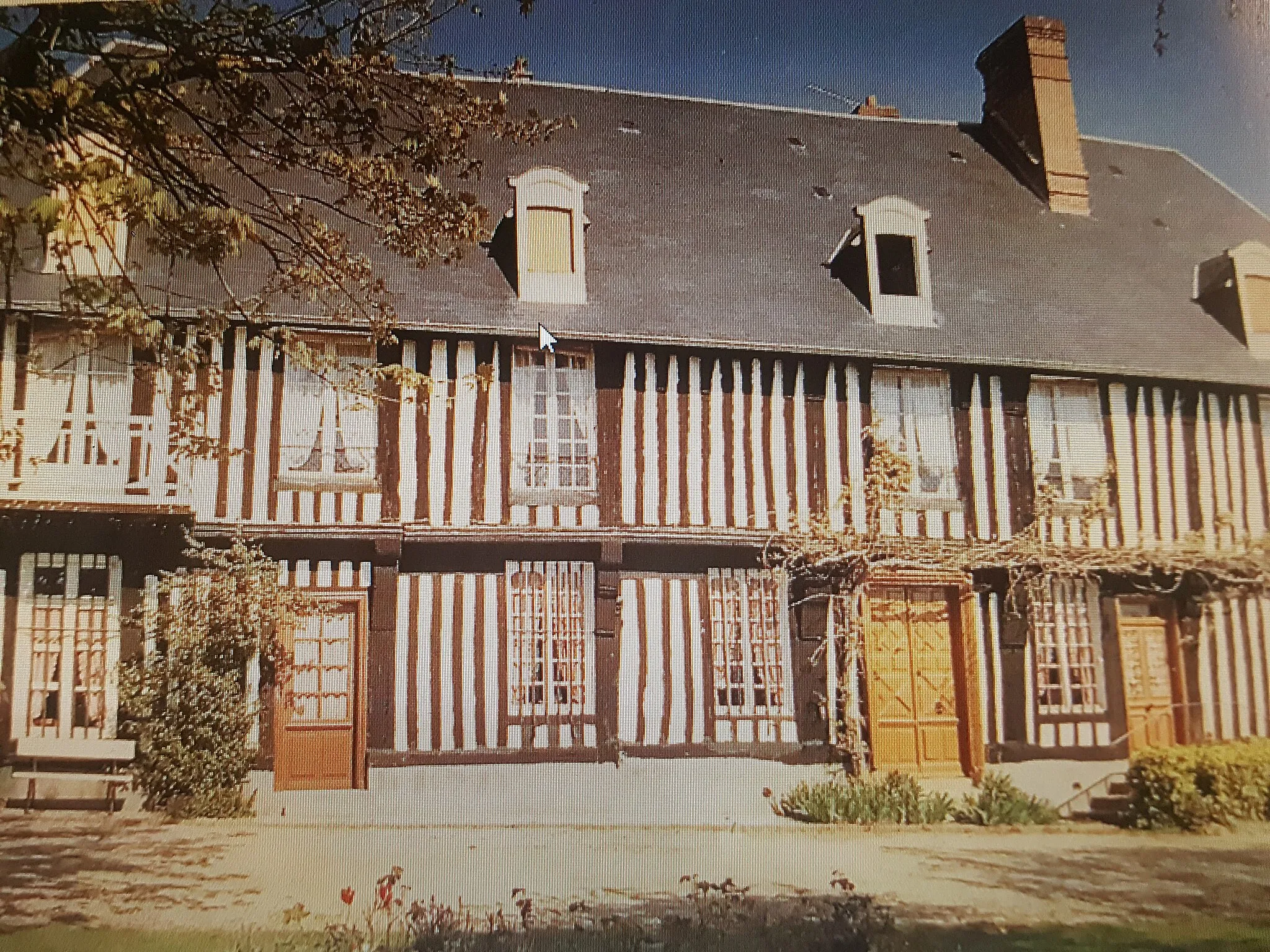 Photo showing: Au XVIème siècle, le manoir appartenait à Jacques des Isles, sieur de Réville originaire de Dieppe. Il a servi de lieu de culte pour les protestants après la révocation de l'Edit de Nantes dans une grande salle appelée la "salle du prêche", restée aujourd'hui à l'identique.