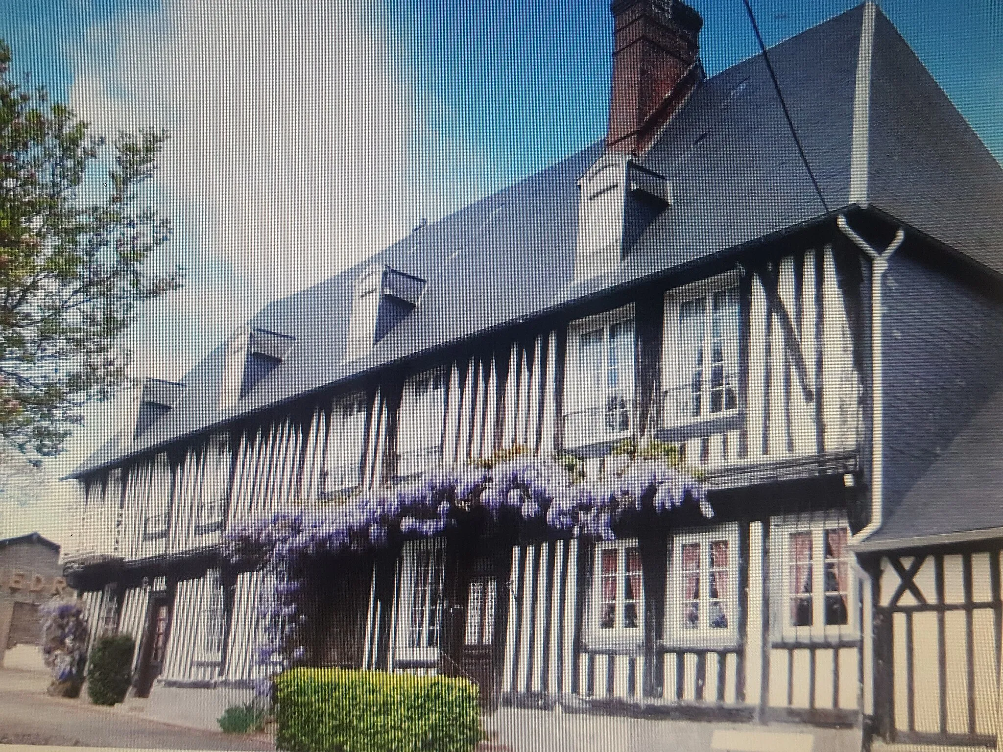 Photo showing: Manoir du 16ème siècle, au coeur d'un clos masure. Il présente un caractère exceptionnel par son emplacement et son histoire.