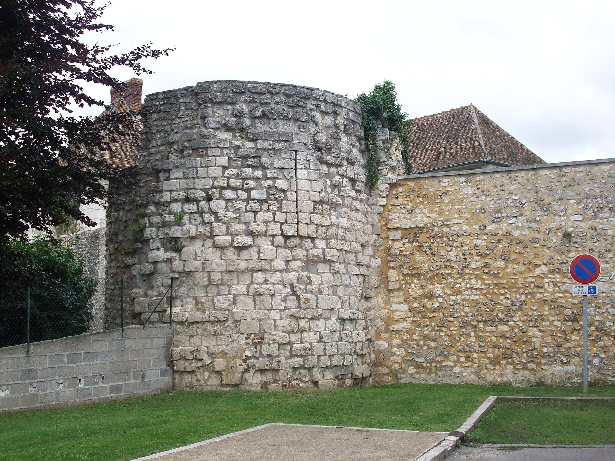 Photo showing: Fortifications