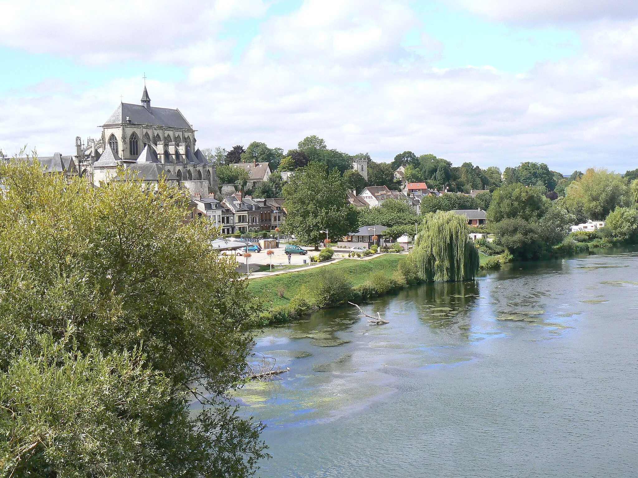 Photo showing: Vue de Pont-de-l'Arche depuis le pont - Au premier plan, l'Eure (2011)