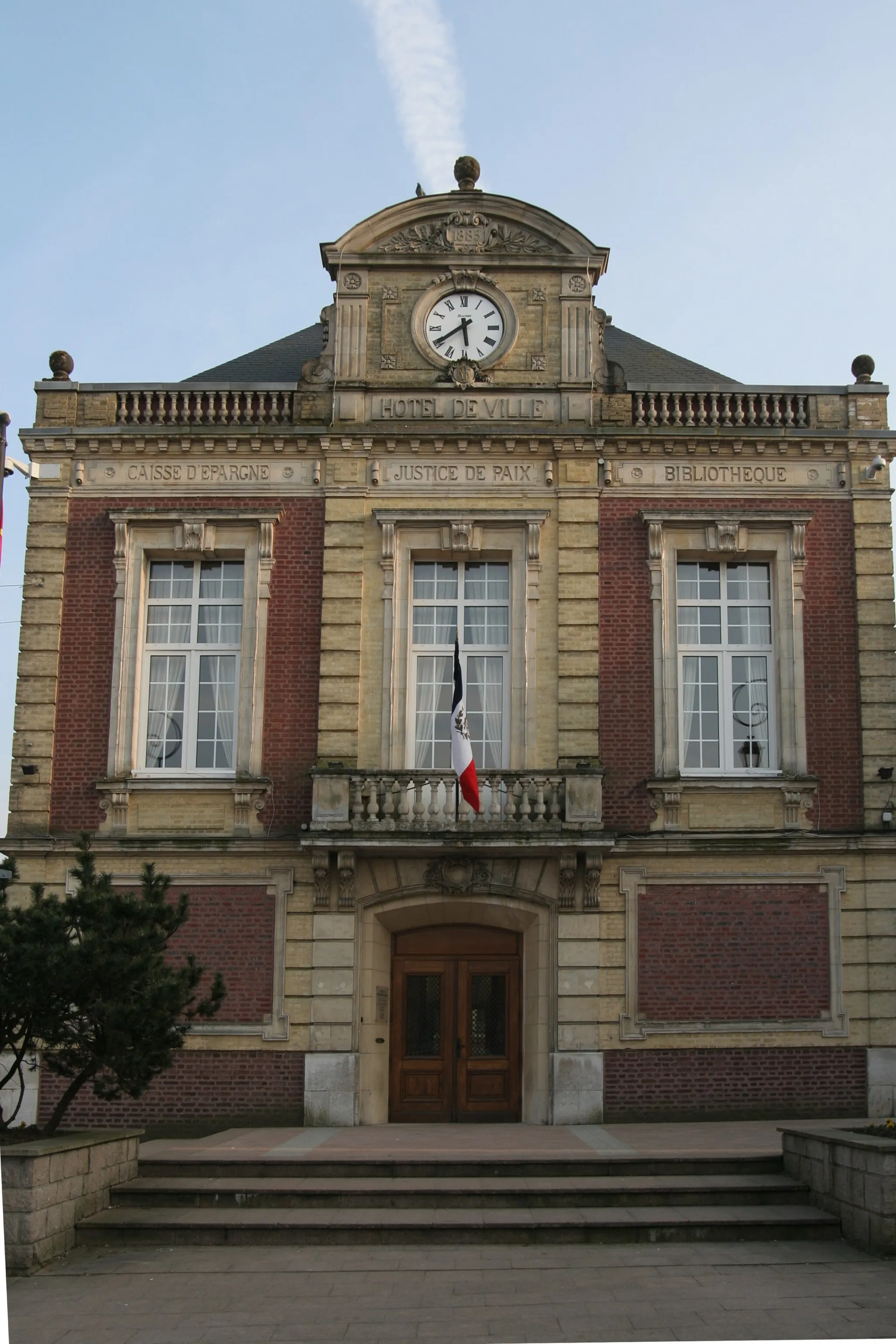 Photo showing: Hôtel de ville de Saint-Romain-de-Colbosc, conçu également pour abriter le tribunal de paix, la bibliothèque et la Caisse d'épargne.