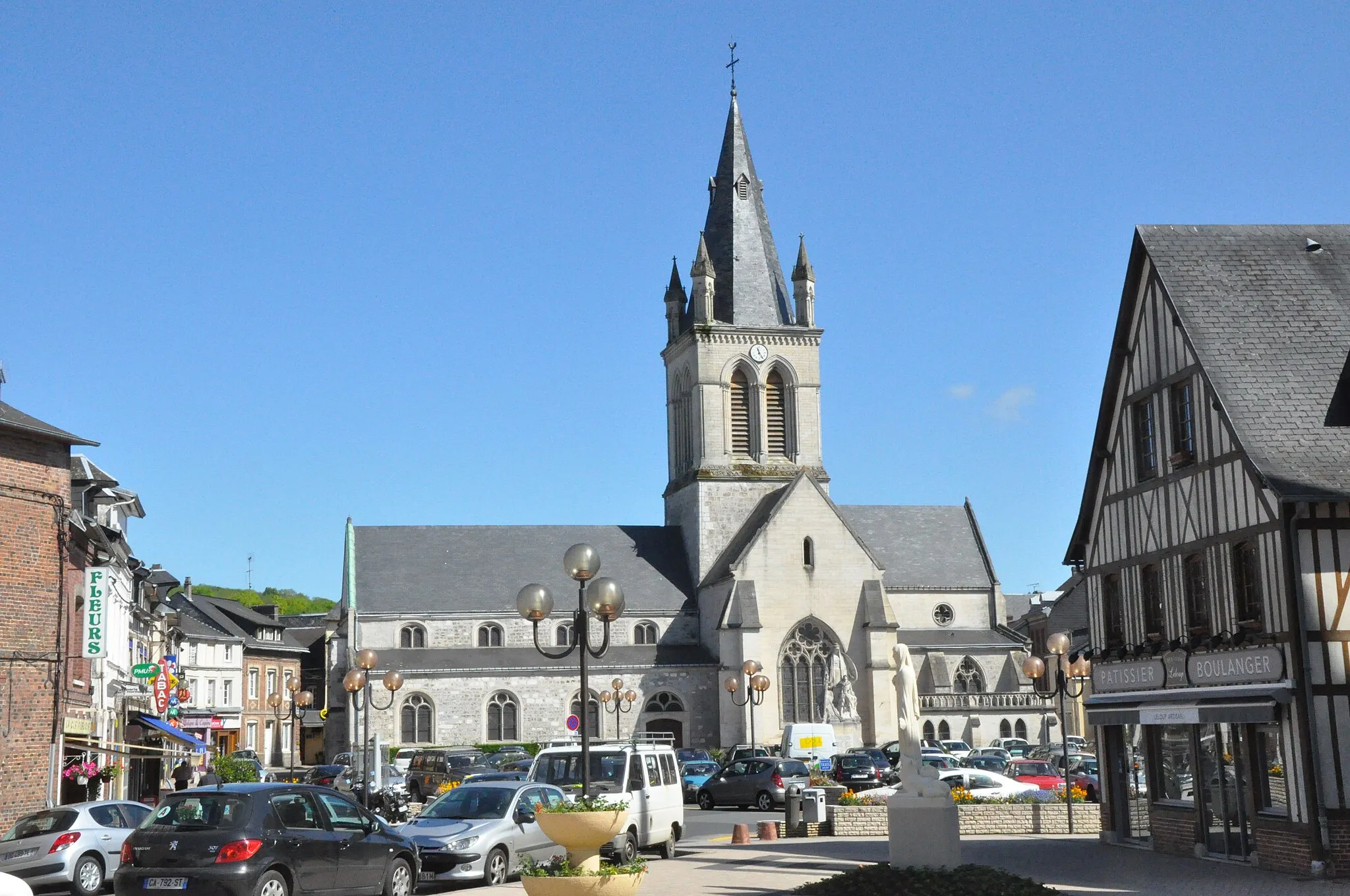 Photo showing: Square and church of Pavilly (France, Normandy)