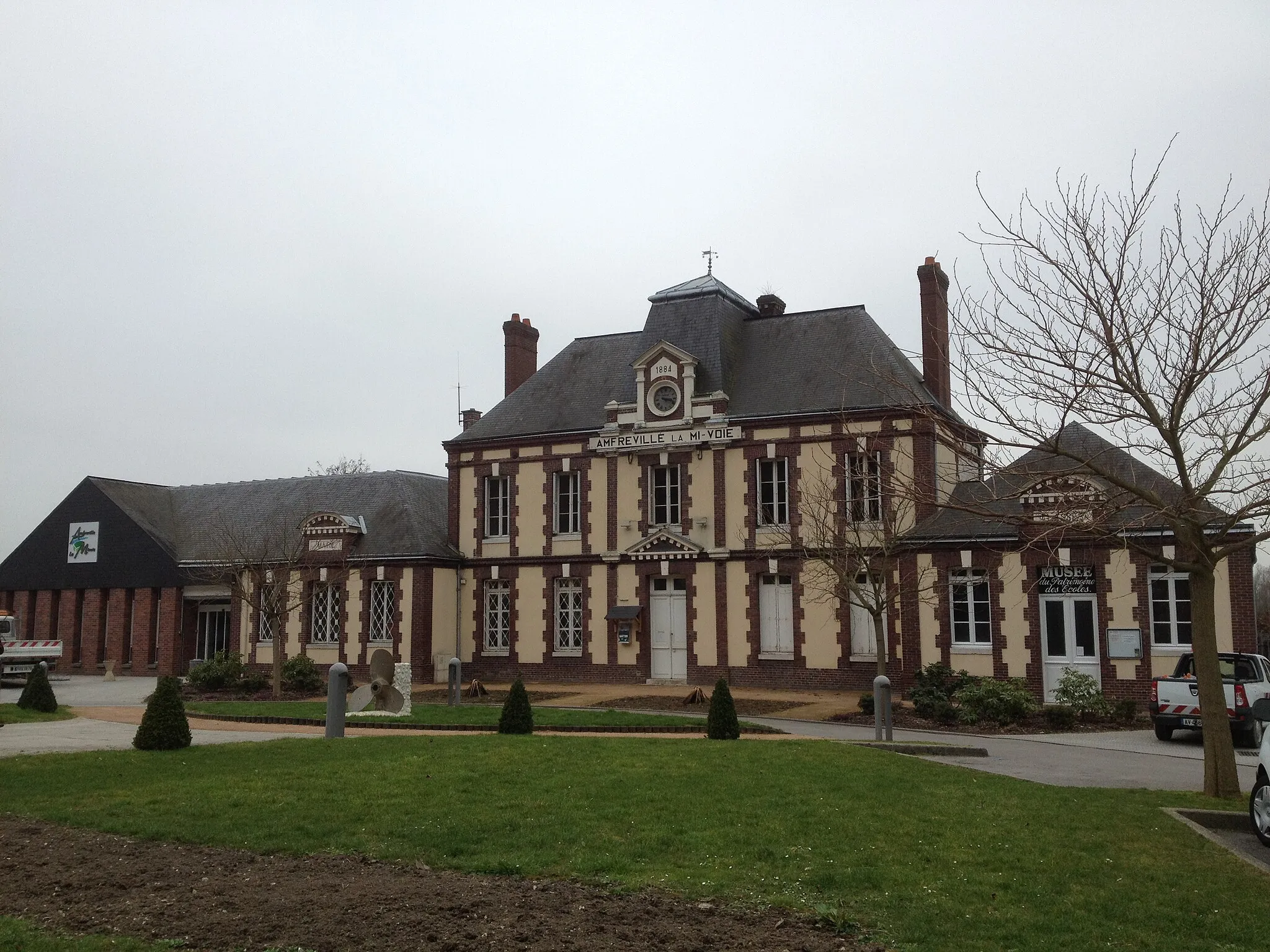 Photo showing: Mairie d'Amfreville-la-Mi-Voie.