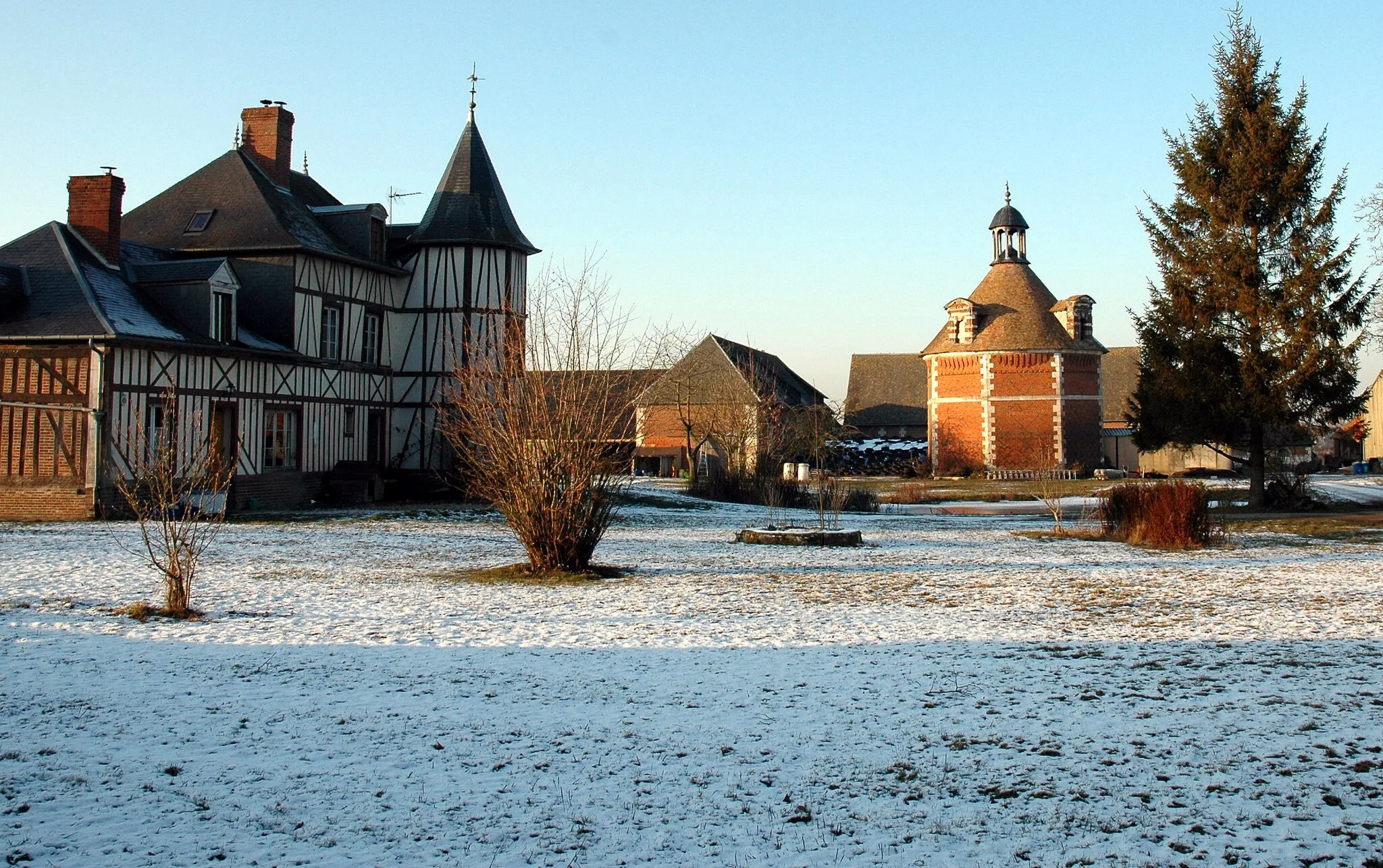 Photo showing: Bourgtheroulde-Infreville (Eure, France).

La ferme du Logis avec son colombier.