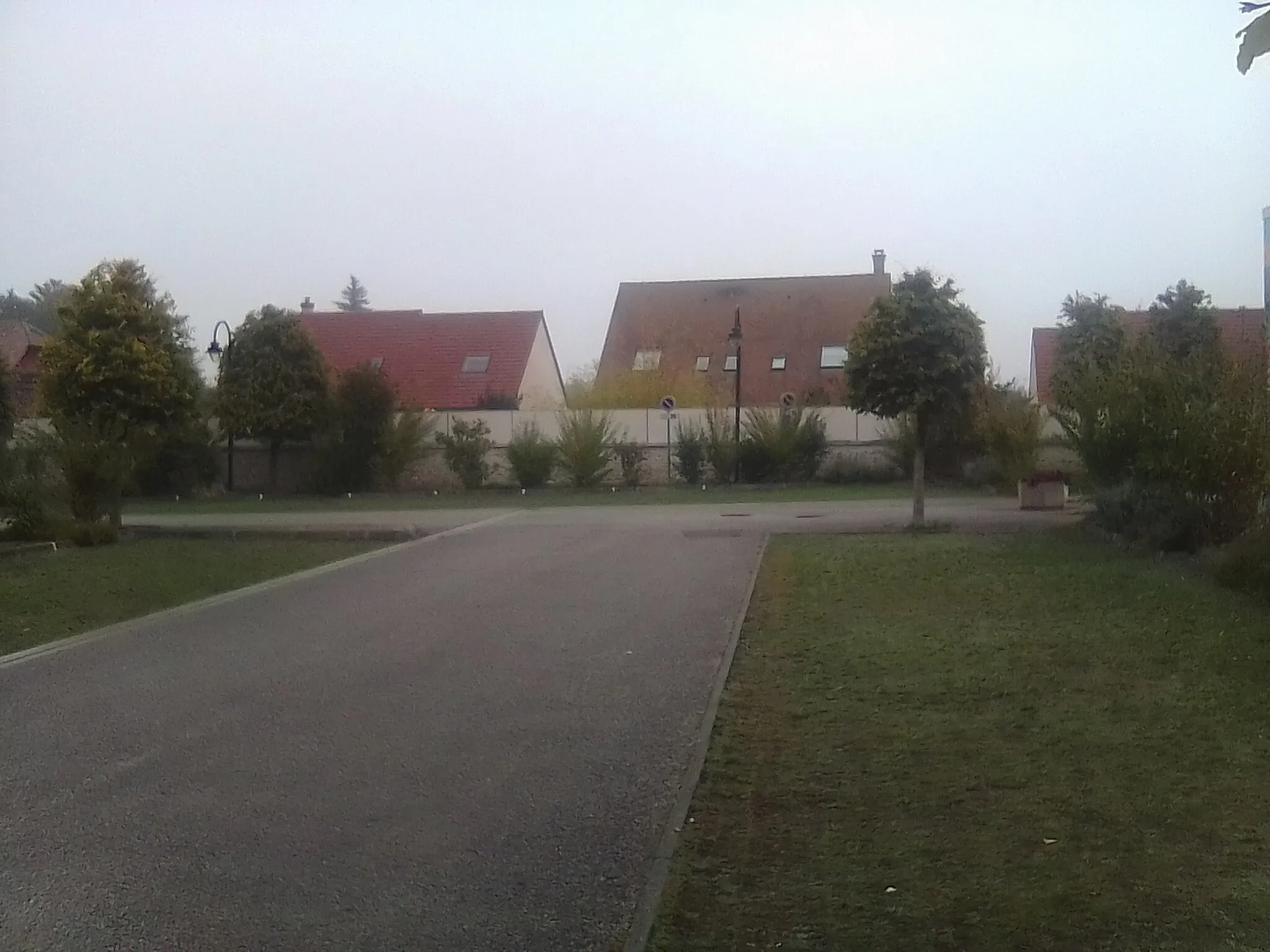 Photo showing: Parking du théâtre du drakkar et la salle du Virollet à saint Marcel dans l'Eure