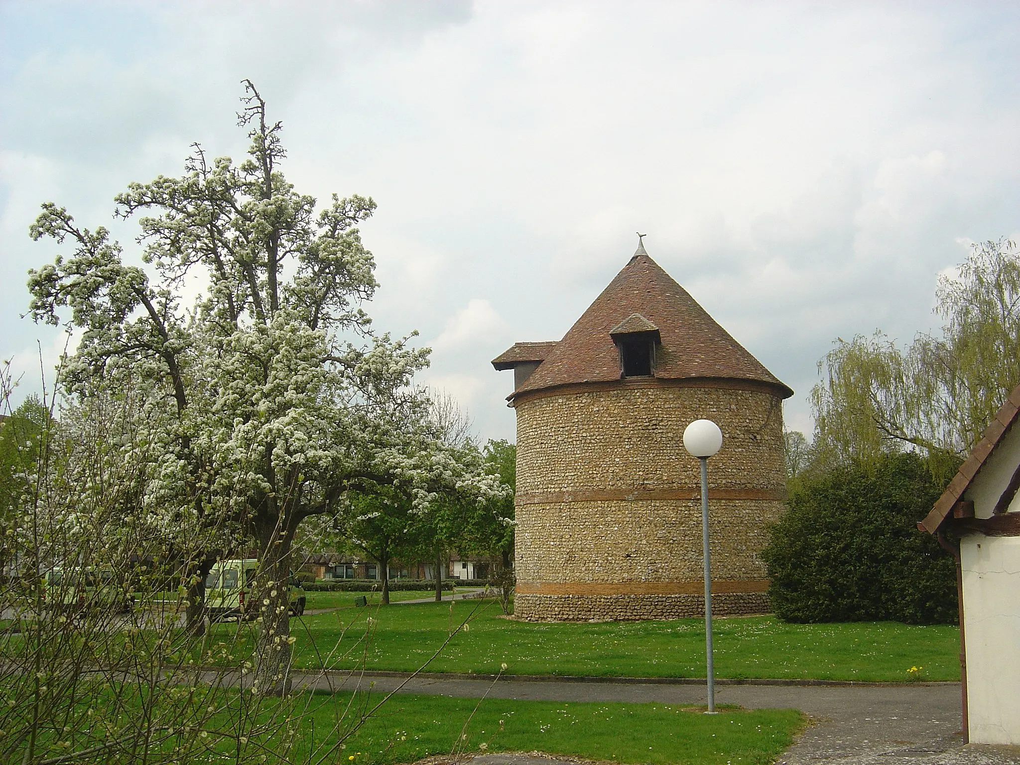 Photo showing: le colombier dans le parc du château de Bérou sur la commune de Guichainville 27-Eure (France)
