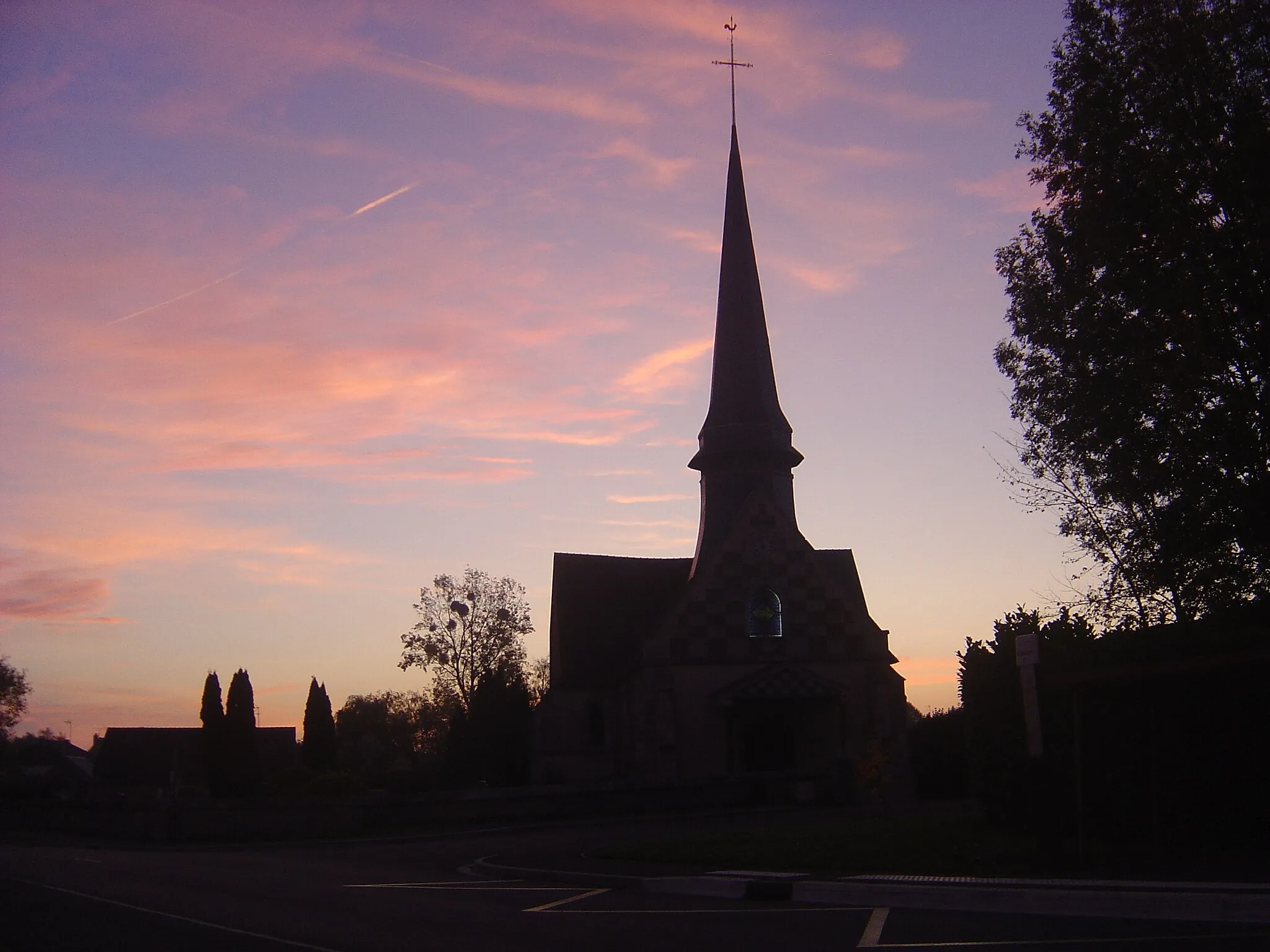 Photo showing: Sunrise over church of Guichainville (Normandy-France)