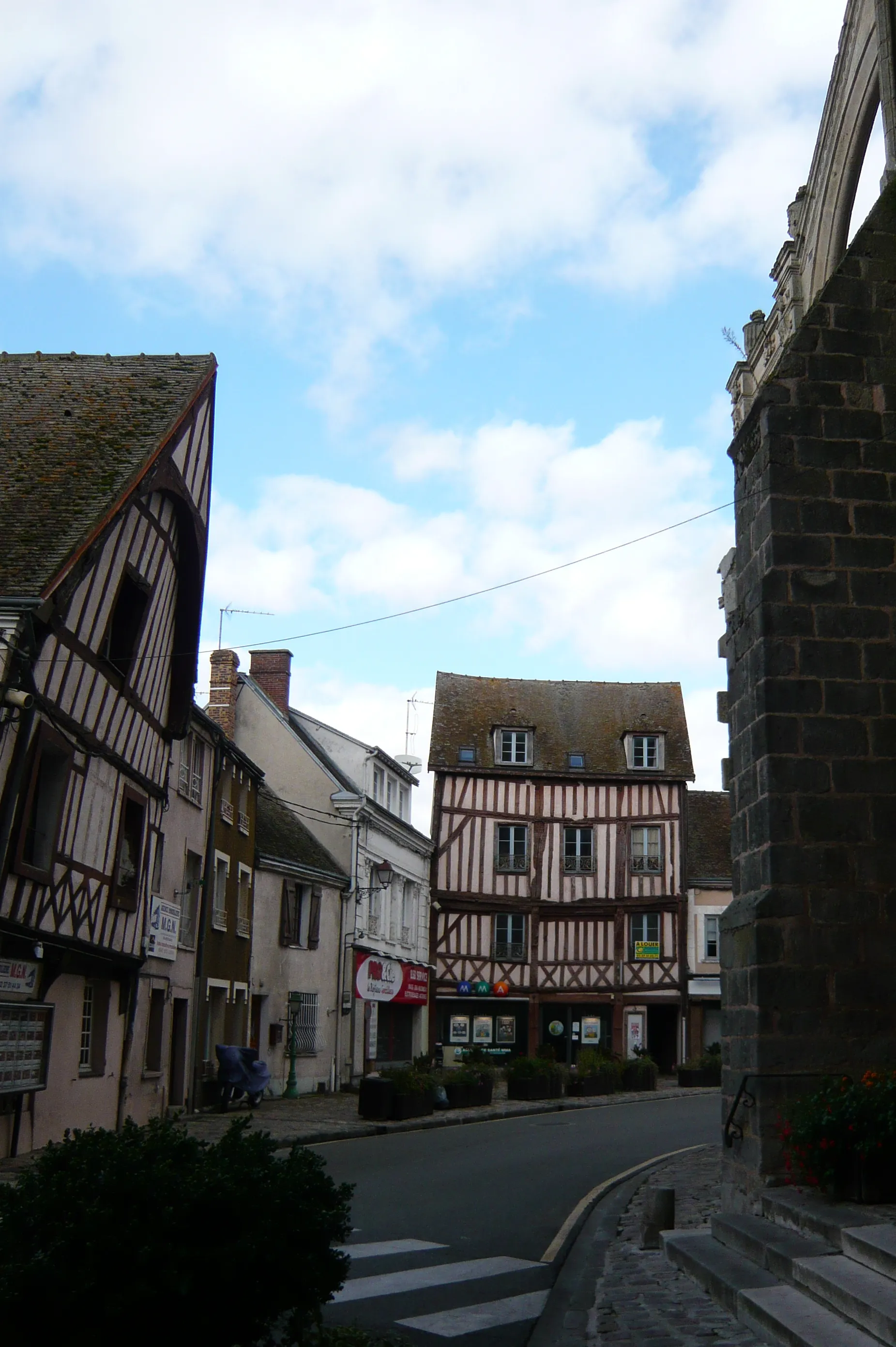 Photo showing: Maison, 2 rue du Général-de-Gaulle, rue de l'église, Nogent-le-Roi, Eure-et-Loir (France).