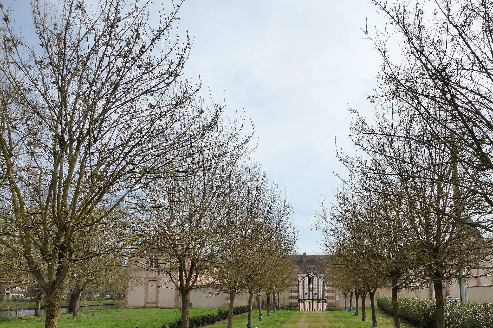 Photo showing: entrée du château de Saint-Lubin-des-Joncherets, bordé par l'Avre, Eure-et-Loir, France.