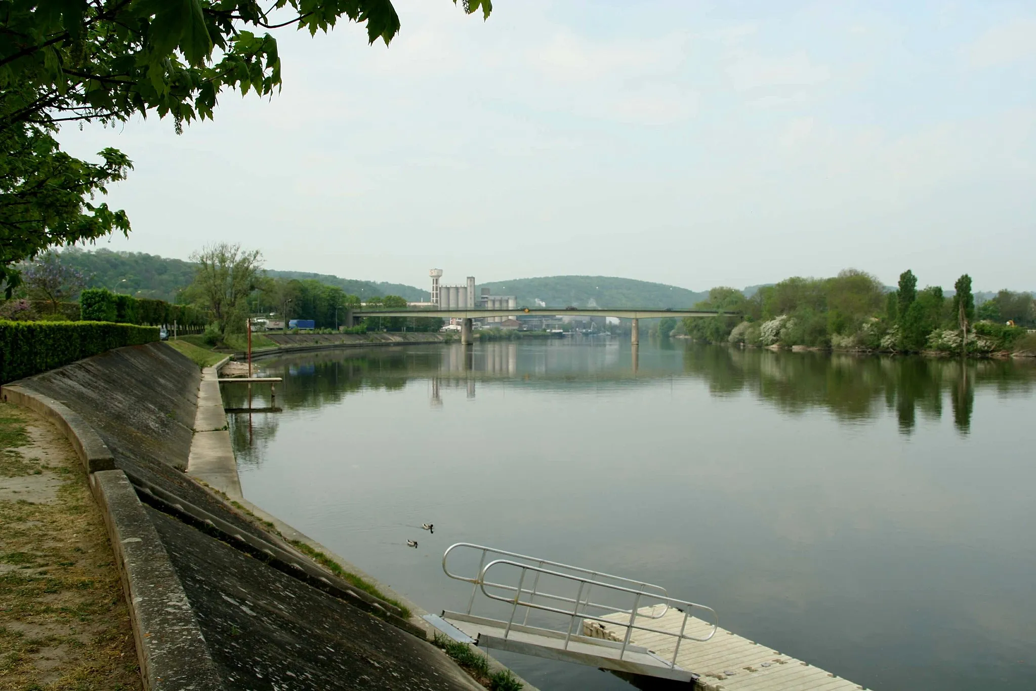 Photo showing: Pont sur la Seine à Bonnières-sur-Seine - Yvelines (France) en arrière plan la zone industrielle.