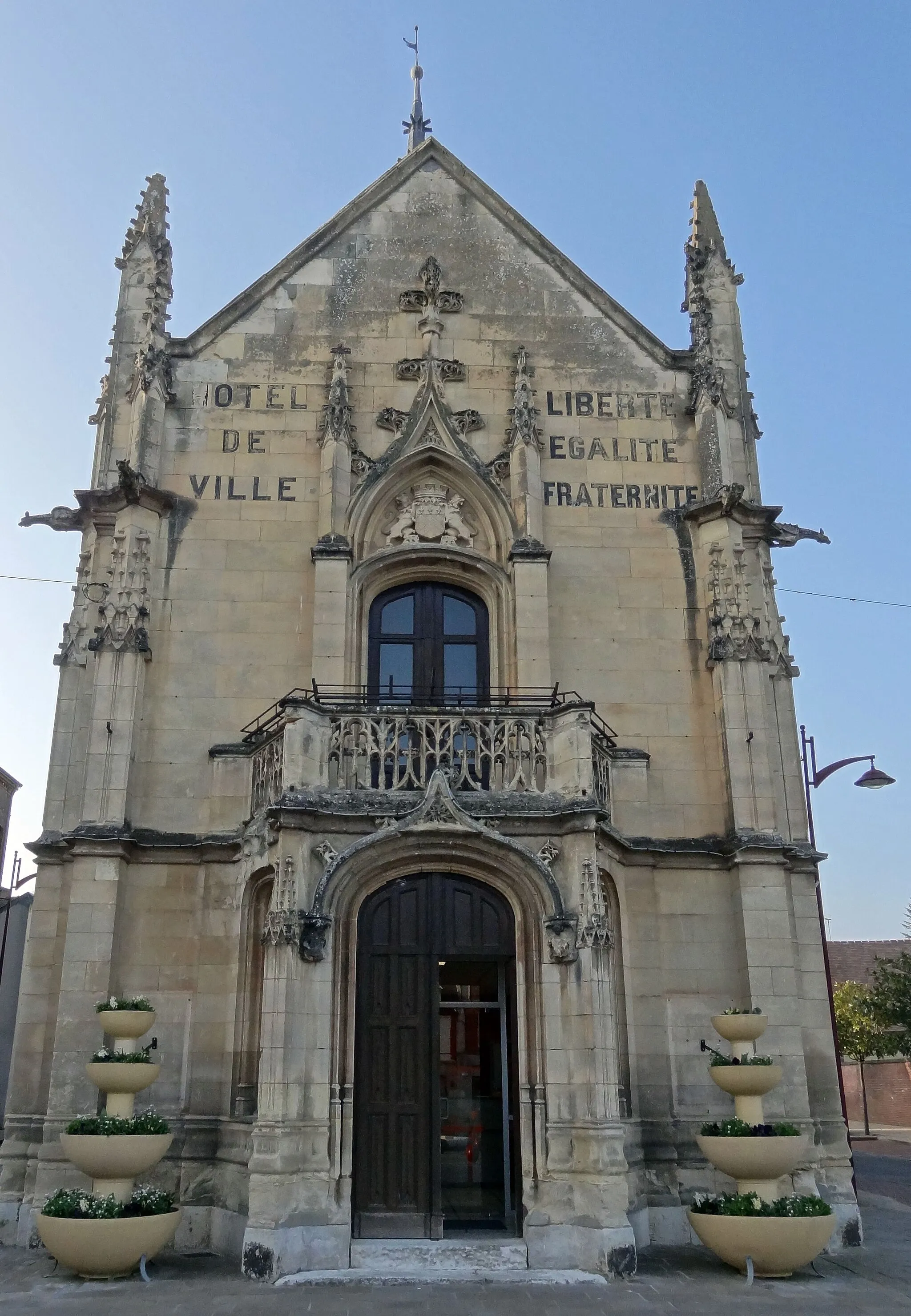 Photo showing: This building is inscrit au titre des monuments historiques de la France. It is indexed in the base Mérimée, a database of architectural heritage maintained by the French Ministry of Culture, under the reference PA27000041 .