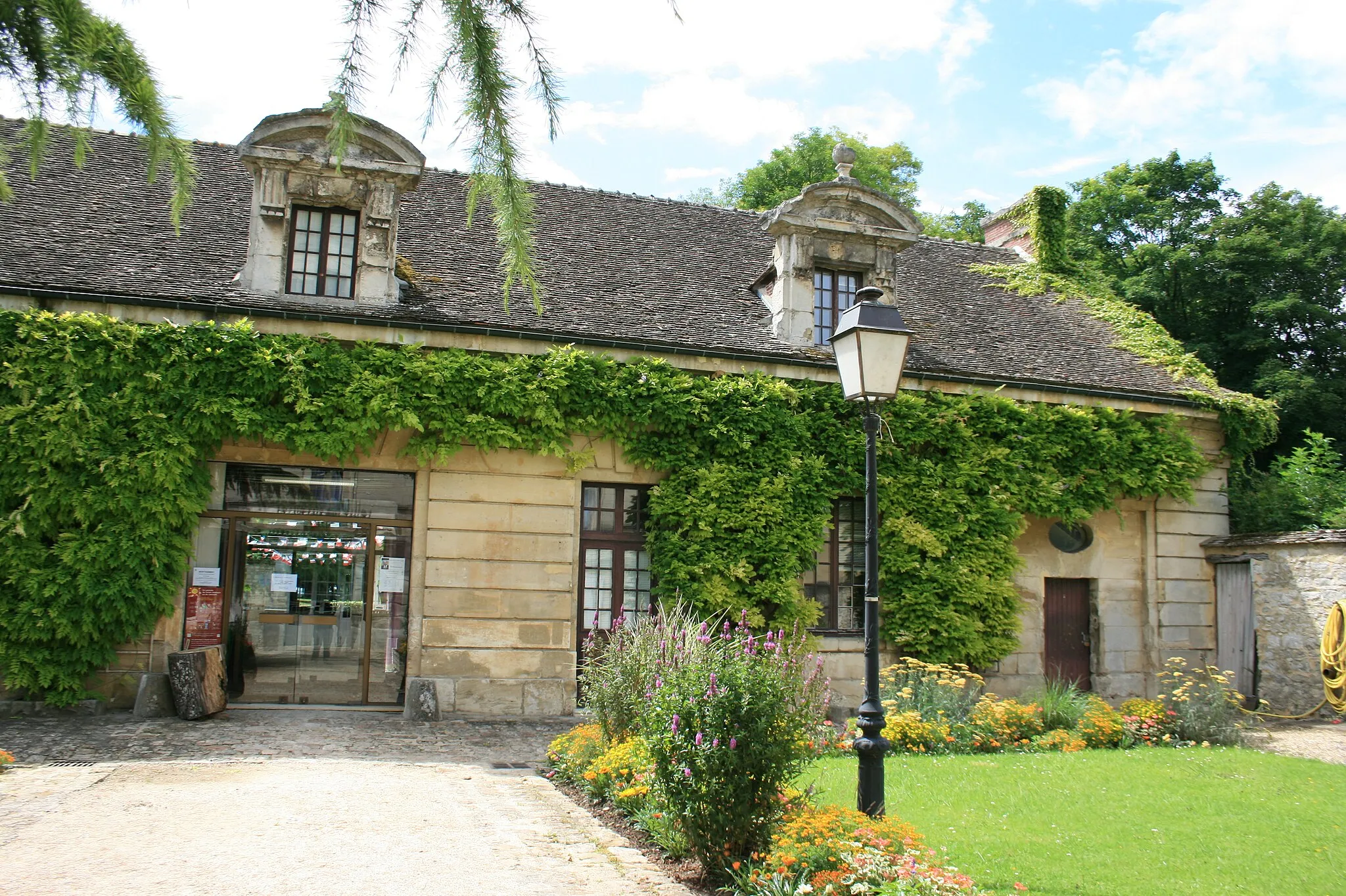 Photo showing: Hôtel de Crosne, jardin et annexe (maison construite au XVIIe siècle pour Nicolas Siméon Dumont, propriétaire de l'hôtellerie Le Bras d'Or, avant qu'il ne cède la partie avant du terrain à Emmanuel-Edmond-Aimé Saussay en 1784).