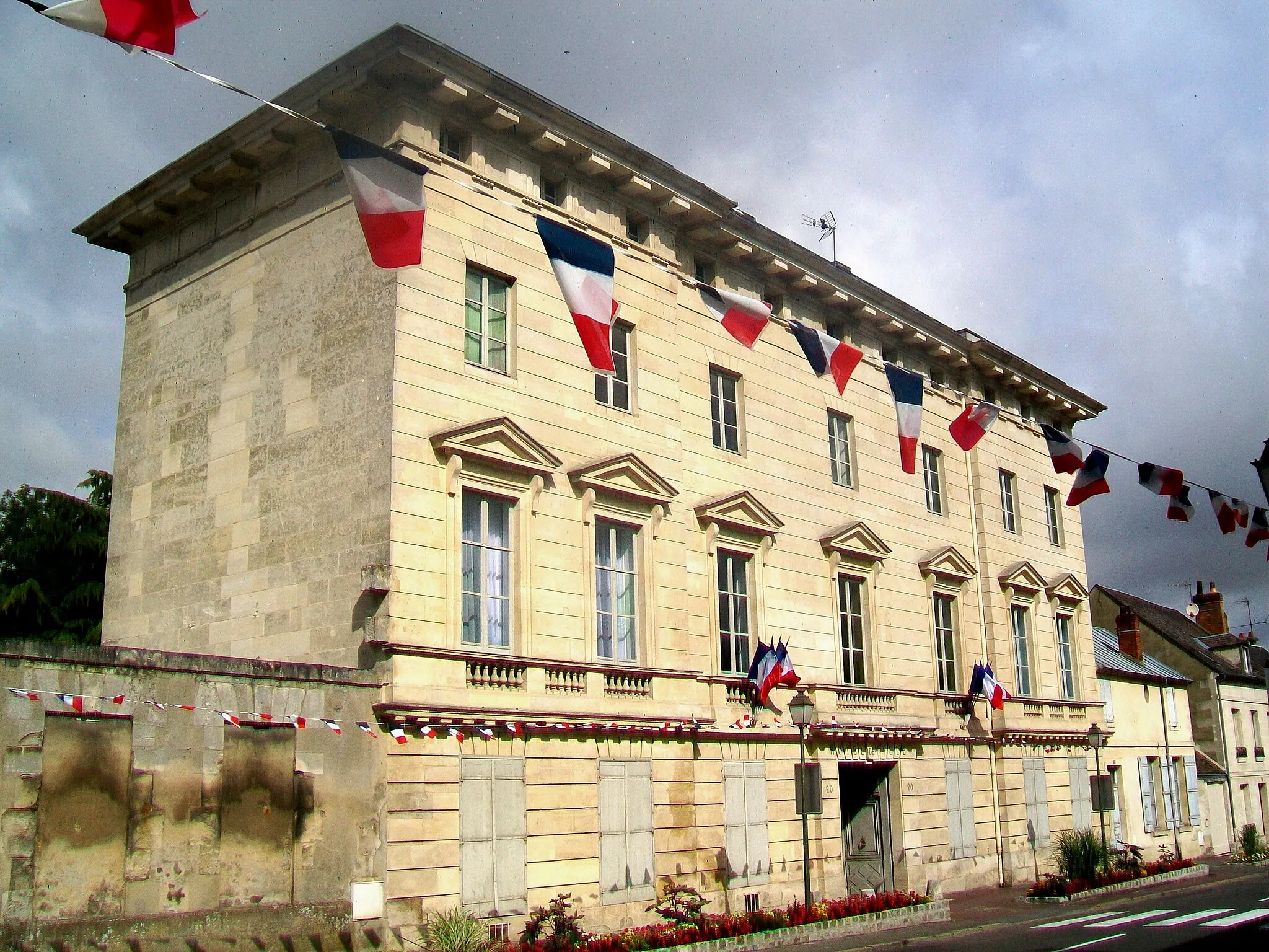 Photo showing: La mairie de Magny-en-Vexin, dans l'ancien hôtel Saussay ou de Crosne, 20 rue de Crosne.