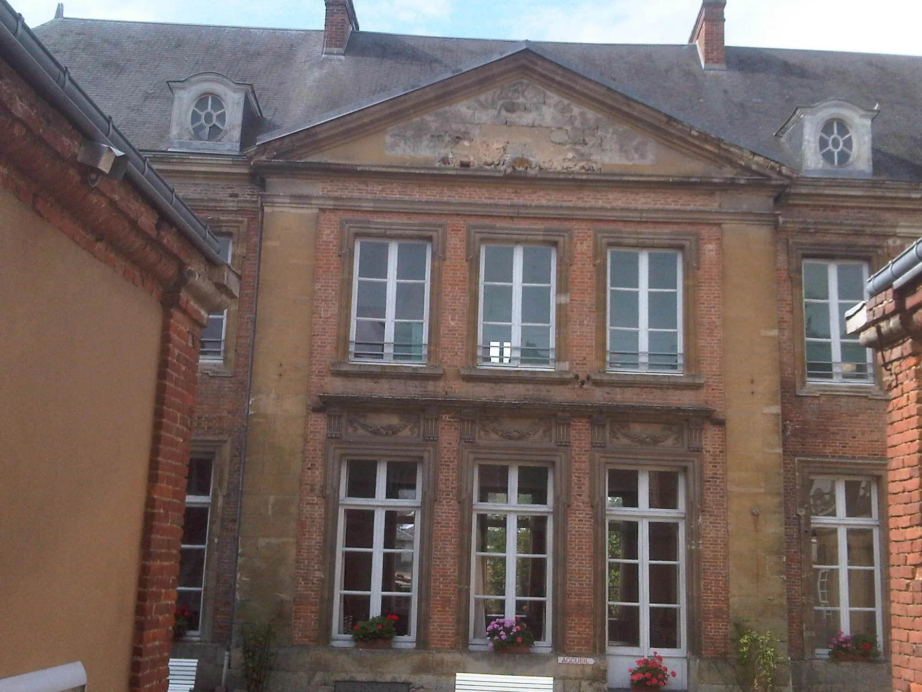 Photo showing: This building is inscrit au titre des monuments historiques de la France. It is indexed in the base Mérimée, a database of architectural heritage maintained by the French Ministry of Culture, under the reference PA00110685 .