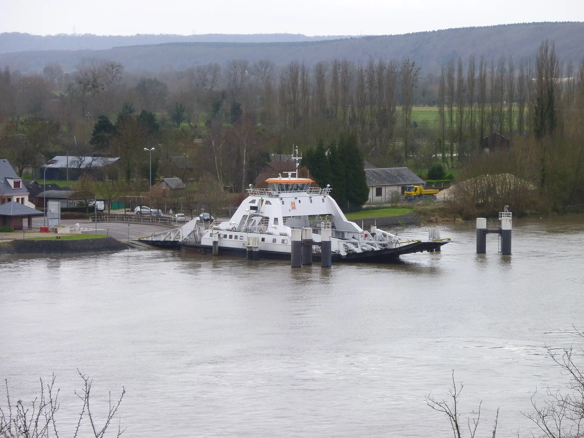 Photo showing: Ferry crossing the Seine stationed at Berville-sur-Seine and heading to Duclair (Seine-Maritime)