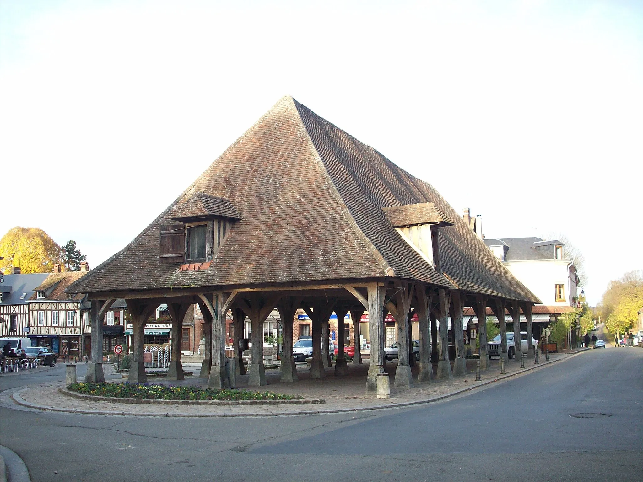 Photo showing: Halles en bois du XVIIe siècle, restaurées en 1776 par le duc de Penthièvre.