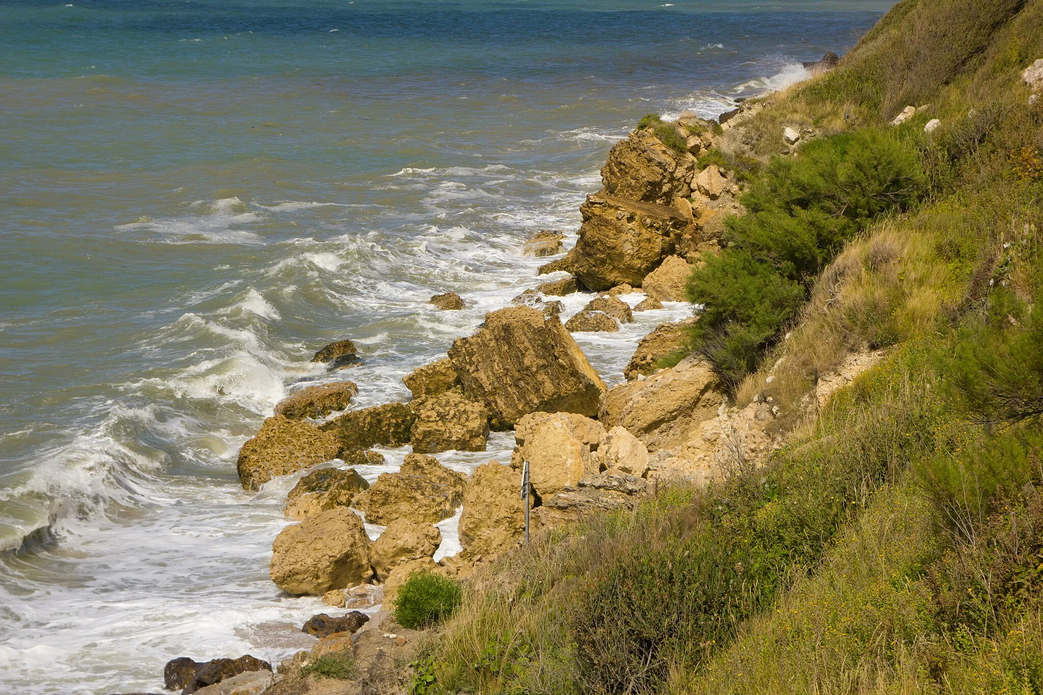 Photo showing: Cliffs in Trouville-sur-Mer.