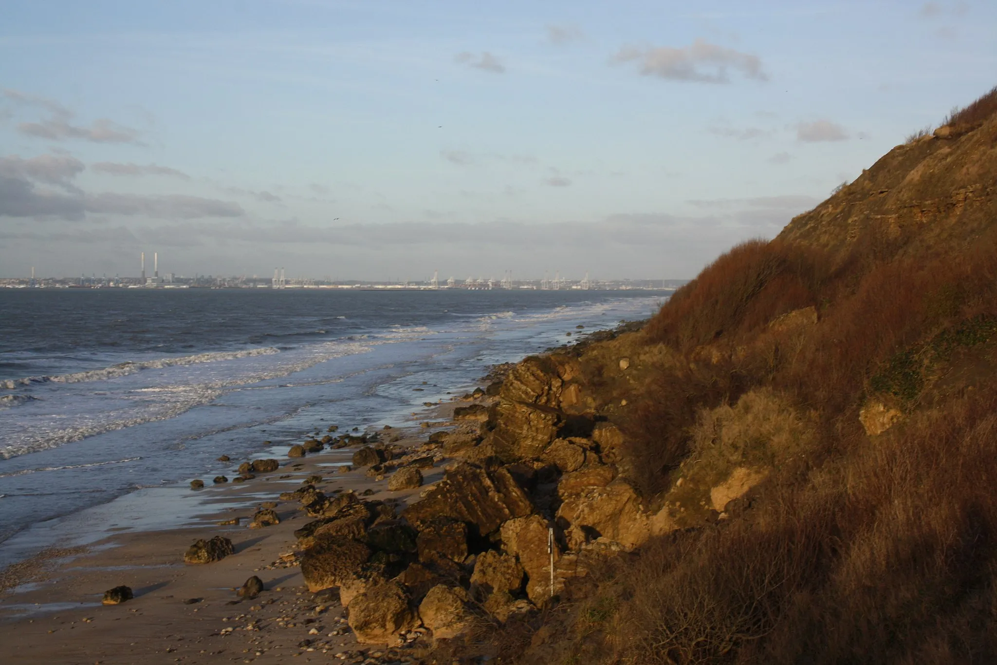 Photo showing: mer et falaise et ville en fond à Trouville