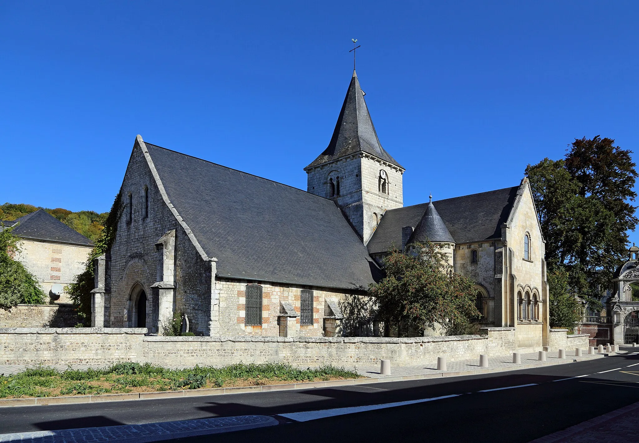 Photo showing: Saint-Wandrille-Rançon (municipality of Rives-en-Seine, Seine-Maritime departmen, France): Saint Michael church