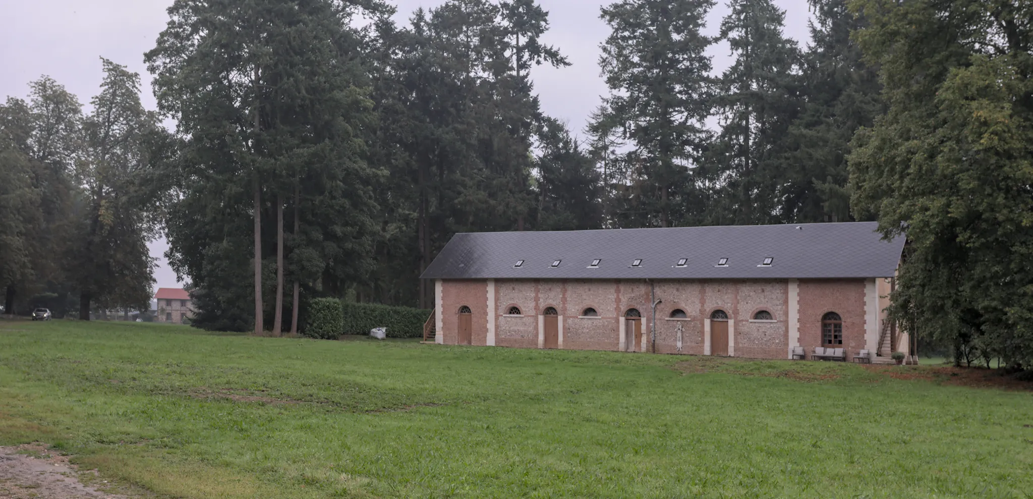 Photo showing: The bed and breakfast building of Brumare castle used to be the stables built in the 17th century. It's completely restored and inside very much up to date. The building in the background to the left is the gatekeeper's house. The owners of the castle live there.