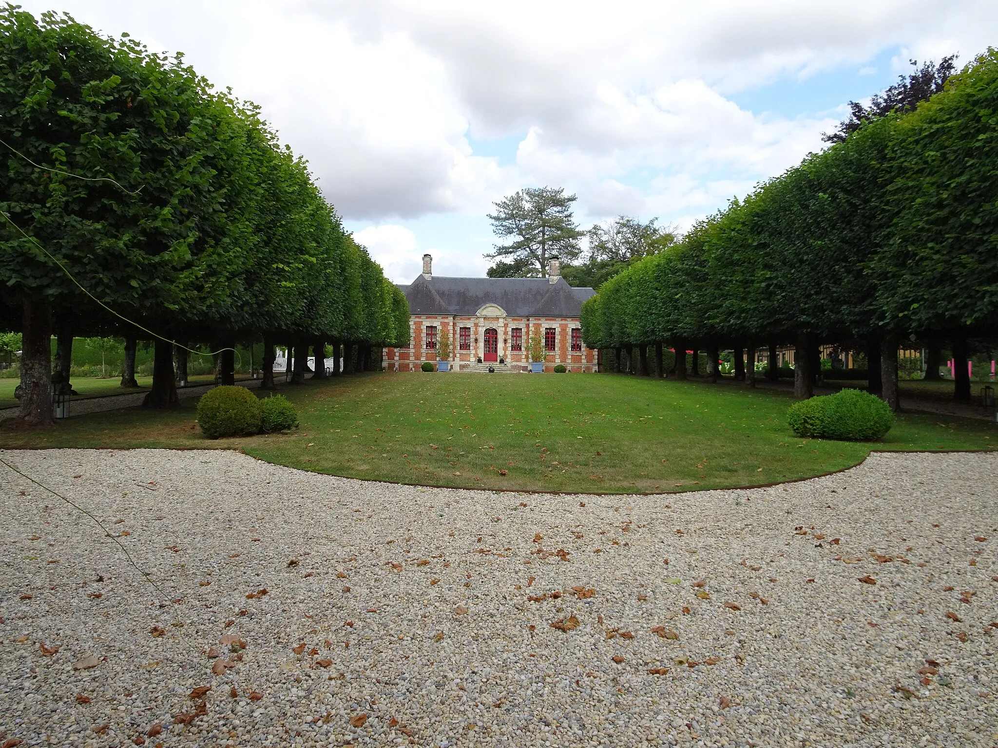 Photo showing: Manoir Saint-Calais à Louversey ; vue du manoir et de l'allée depuis le portail.