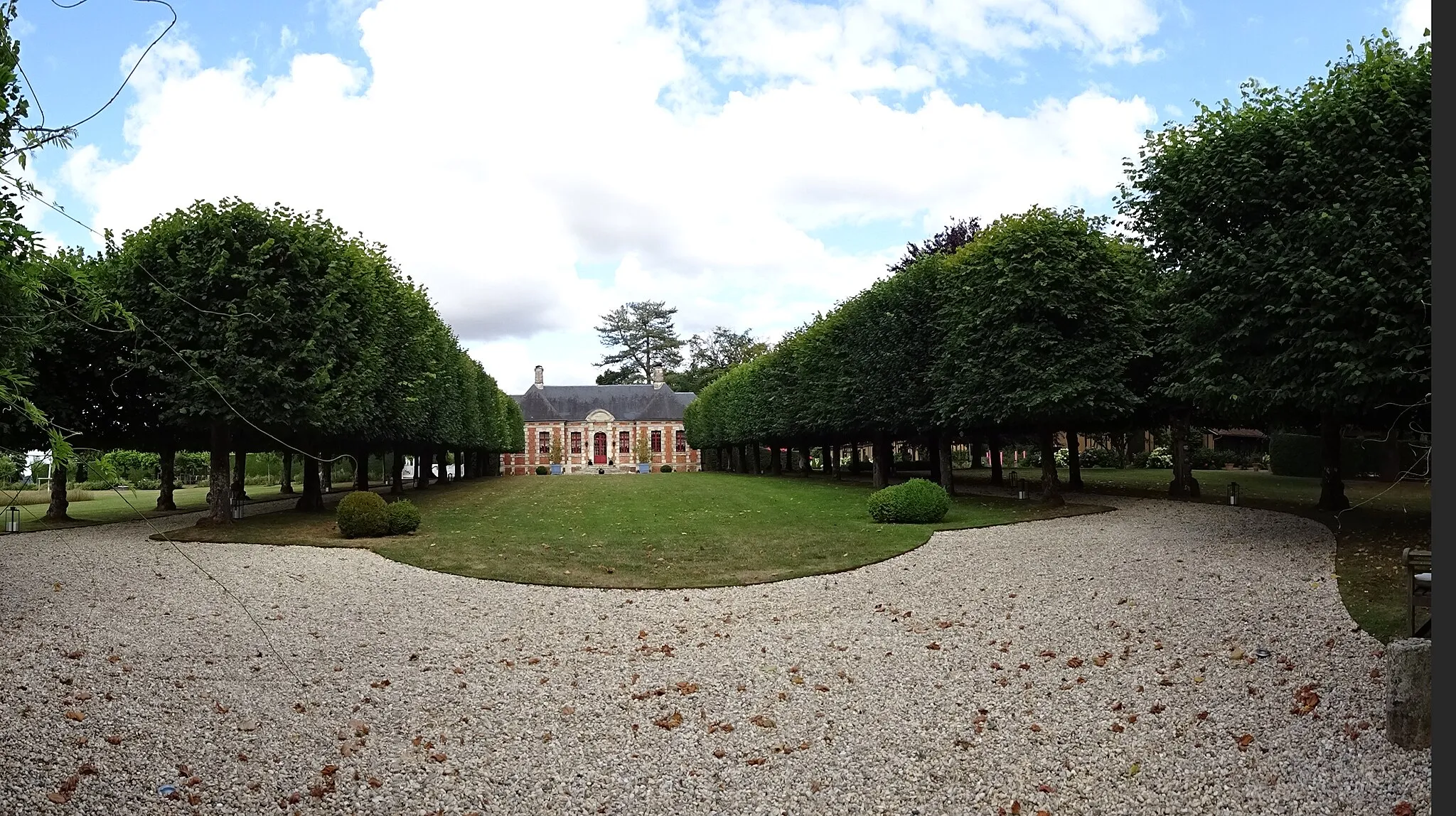 Photo showing: Manoir Saint-Calais à Louversey ; panoramique de l'allée depuis le portail.