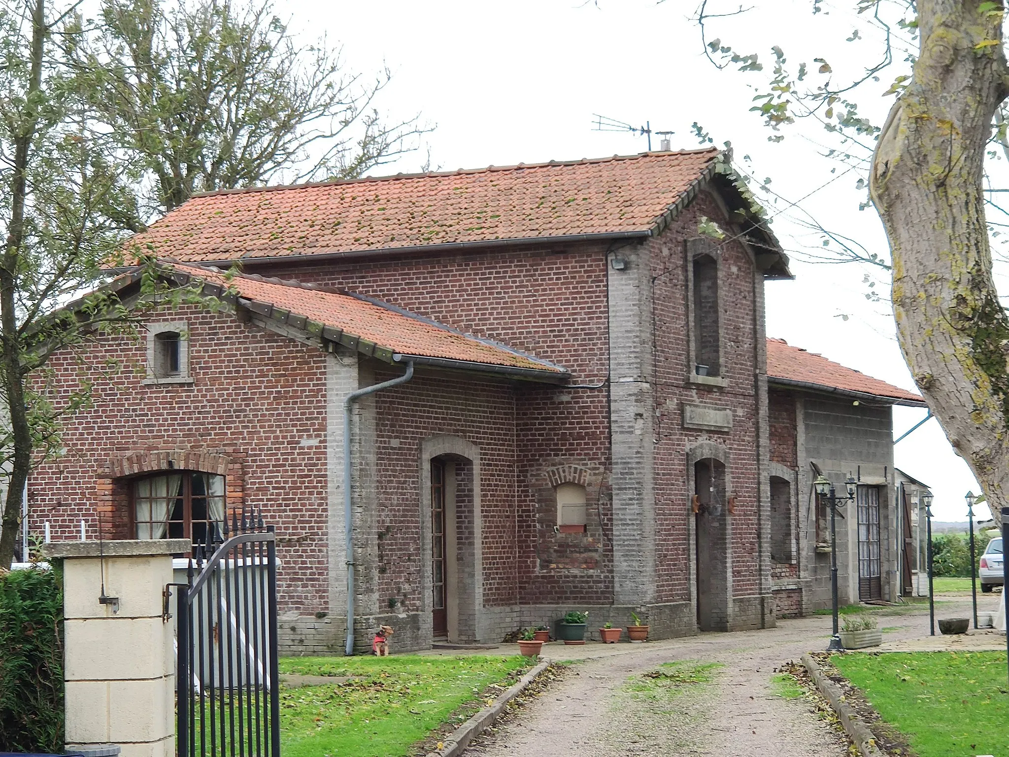 Photo showing: L'ancienne gare des Landes-le-Caule des Chemins de fer départementaux de la Somme (ligne d'Aumale à Envermeu)