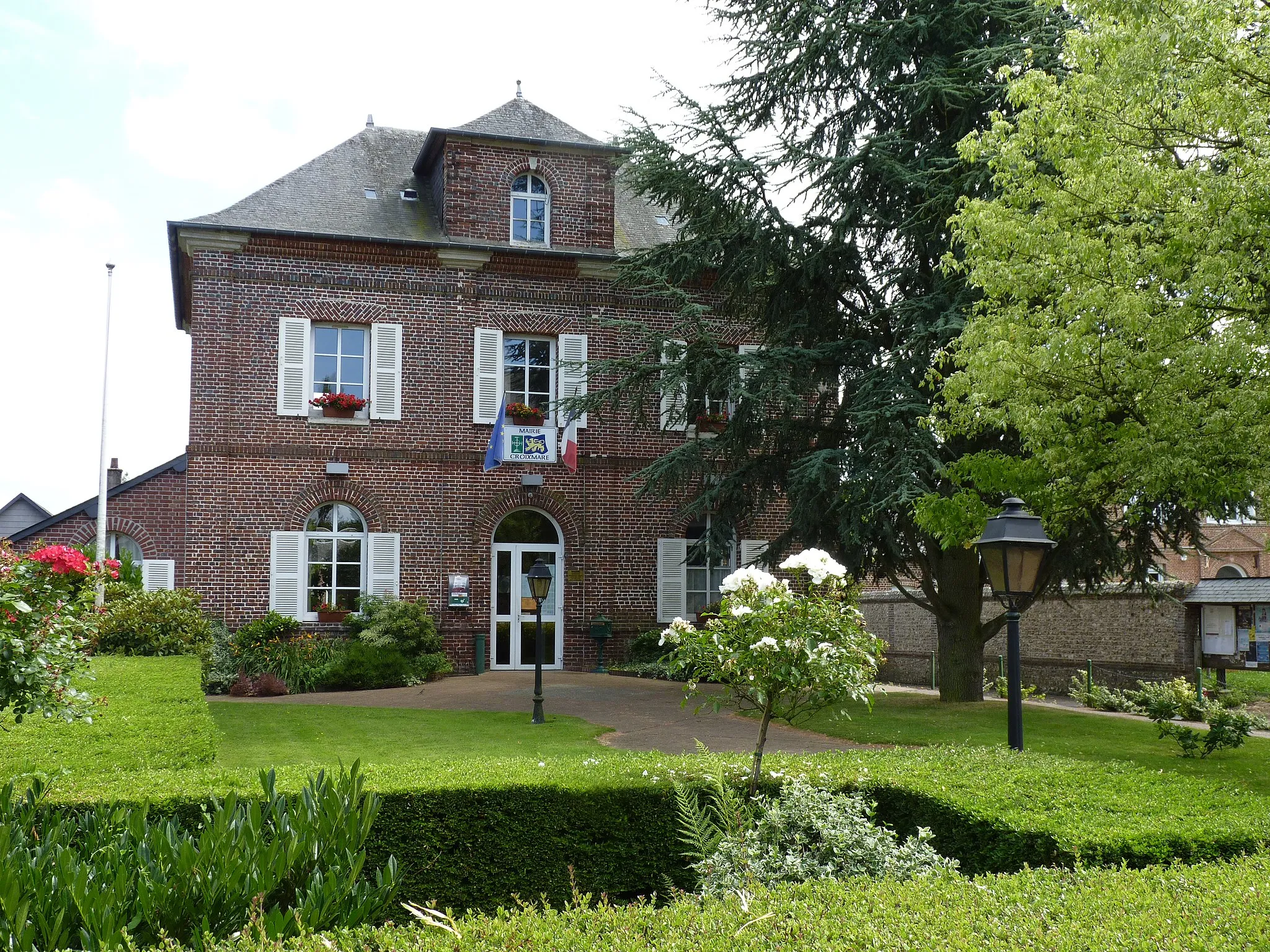 Photo showing: la mairie actuelle était une école de garçons au début du XXème siècle