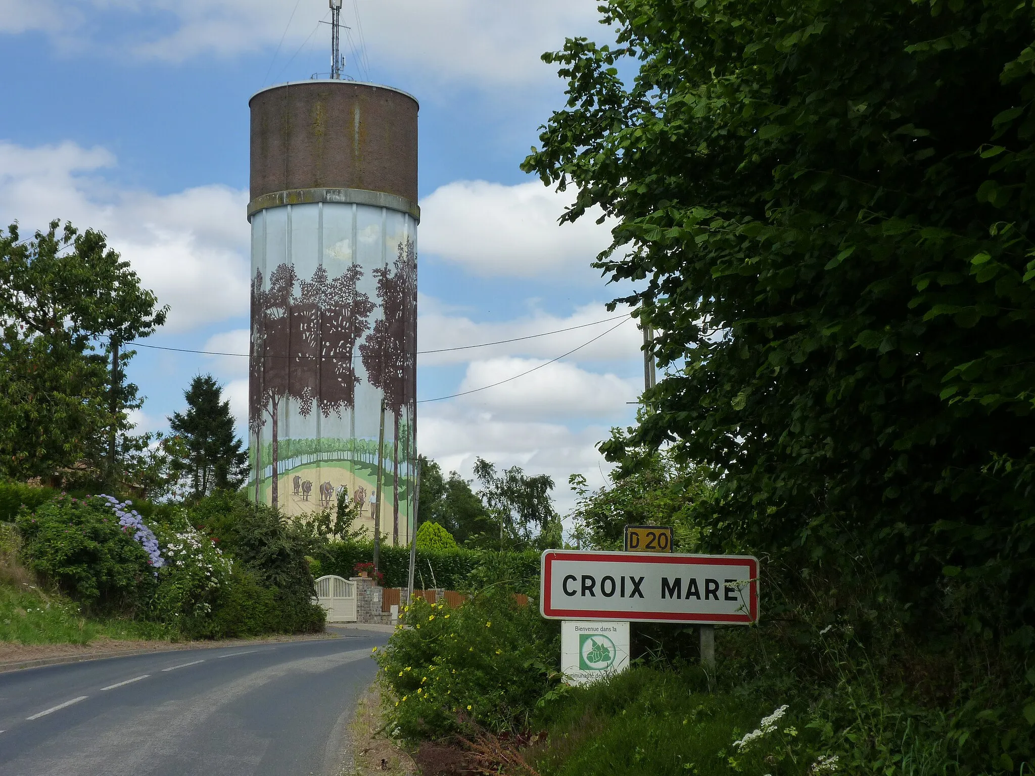 Photo showing: Croix Mare, au second plan un château d'eau  décoré d'une fresque représentant une scène rurale d'autrefois