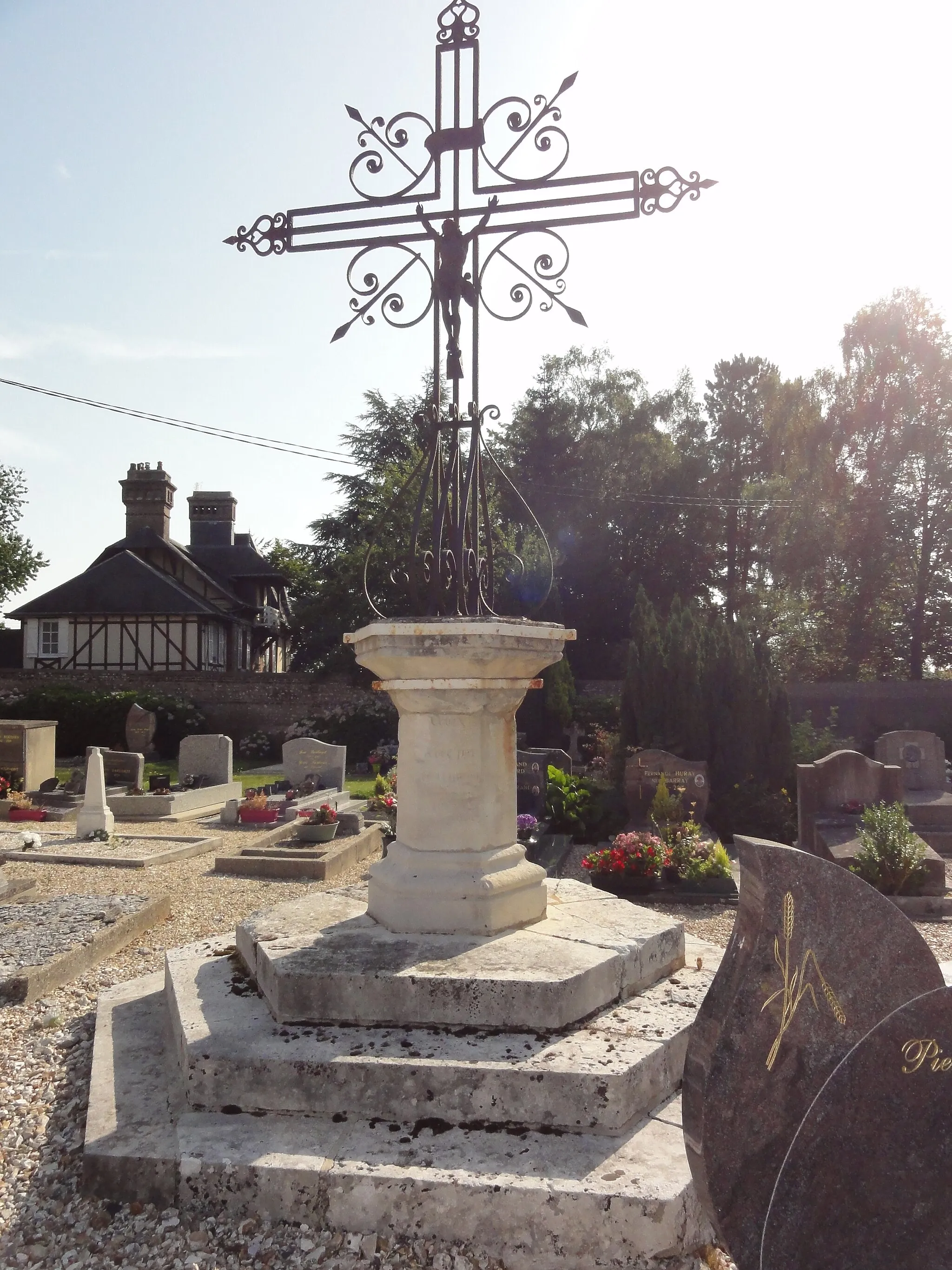 Photo showing: Saint-Nicolas-de-la-Haie (Seine-Mar.) croix de cimetière