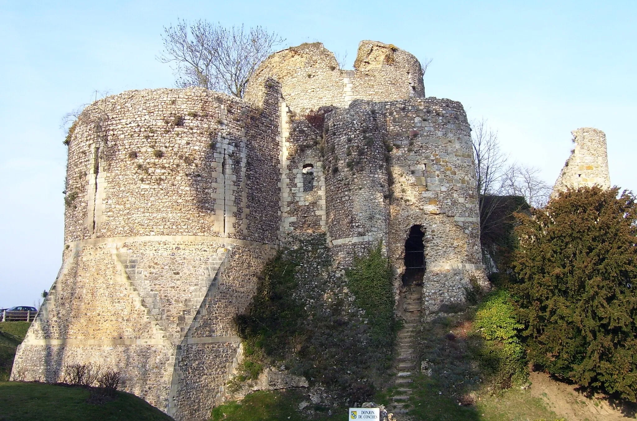 Photo showing: Keep (donjon) of Conches-en-Ouche, departement Eure, Normandie, France. It was built 1035 by Roger I of Tosny and destroyed 1591 in the French Wars of Religion.