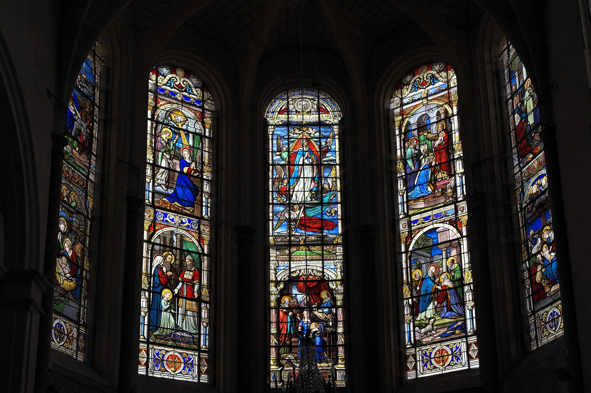 Photo showing: Katholische Pfarrkirche Notre-Dame in Bû im Département Eure-et-Loir (Centre-Val de Loire/Frankreich), Bleiglasfenster im Chor